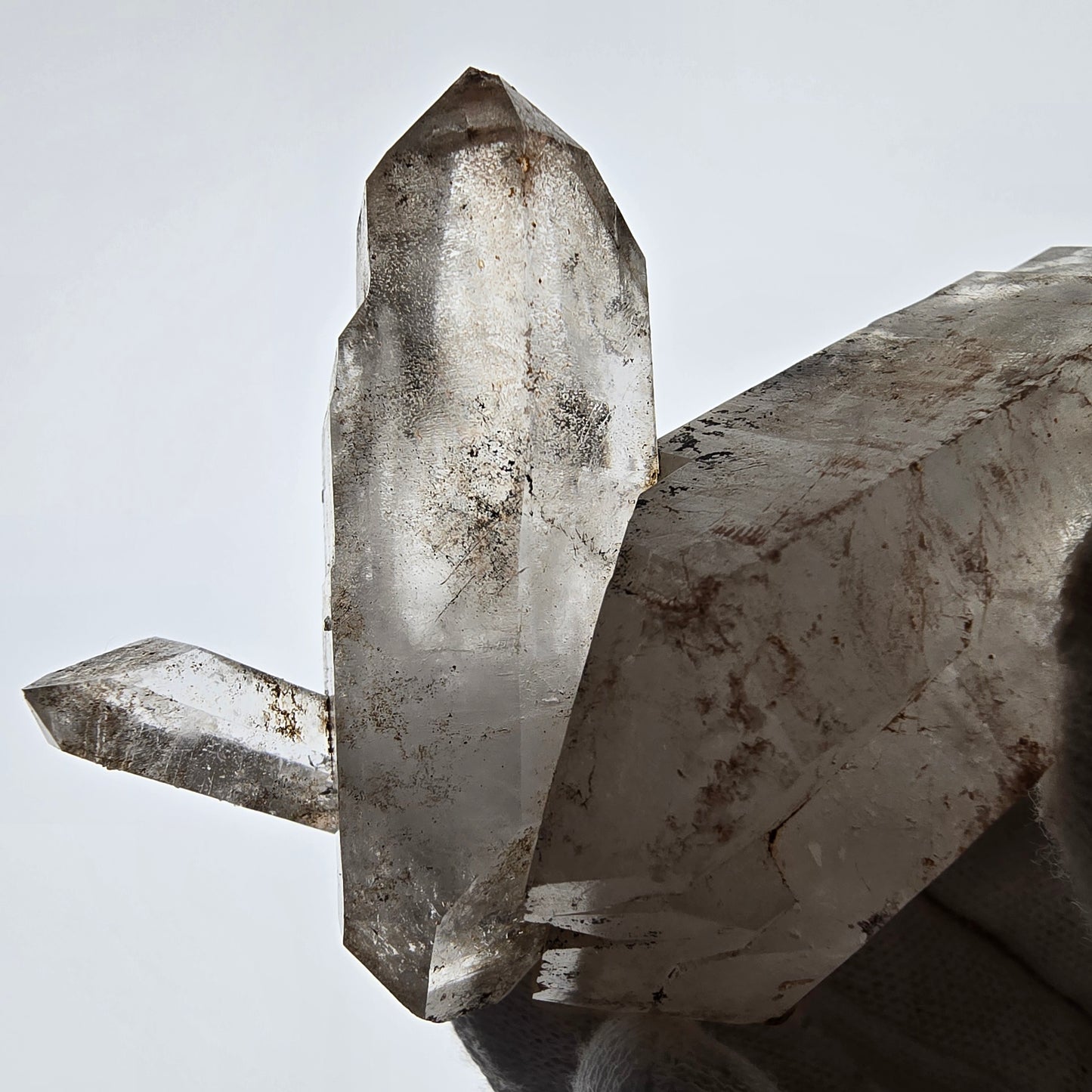 Sceptre squelette en quartz fumé DT, poche Saint-Valentin en calcite UV, Namibie 101 x 64 x 52 mm