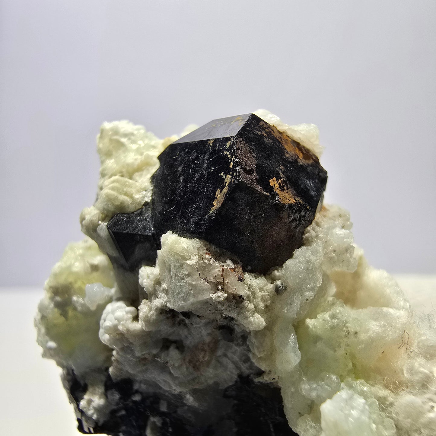 Spécimen rare d'opale hyalite (minéral UV) de tourmaline Schorl, Erongo, Namibie, 64 x 50 x 36 mm