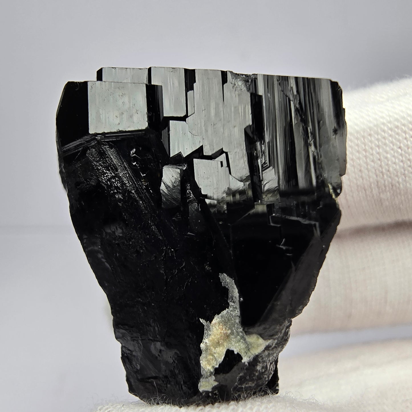 Symmetrischer Schörl Turmalin mit Hyalit Erongo, Namibia 37*35*30mm Sammlung