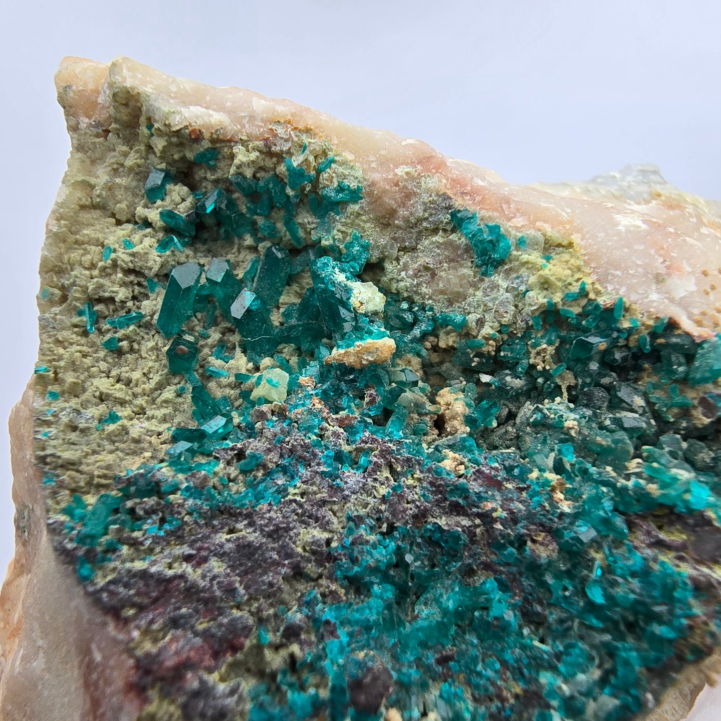 Rare spécimen de dioptase sur quartz Kaokoveld, Namibie 48*42*27mm Collection de minéraux