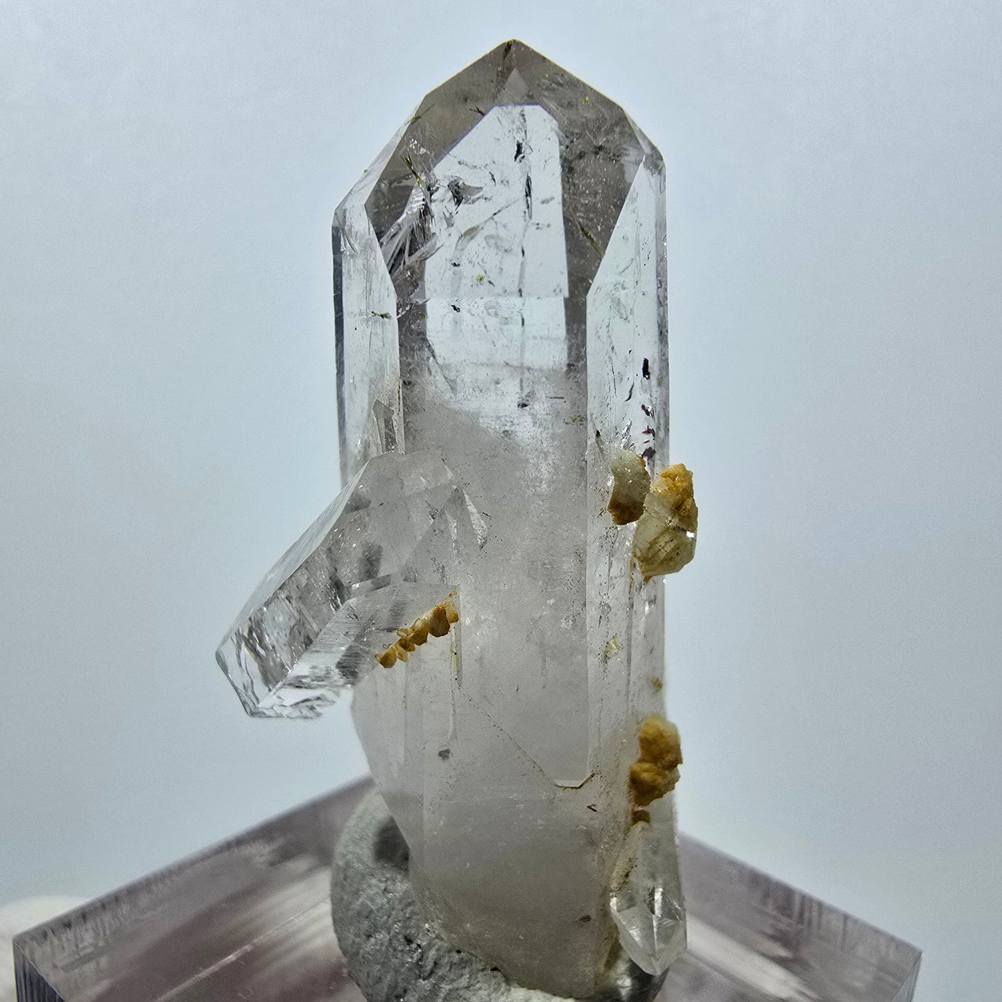 Quartz clair, préhnite, hématite, mine Point Streep, Goboboseb, Namibie, 38 x 22 x 16 mm