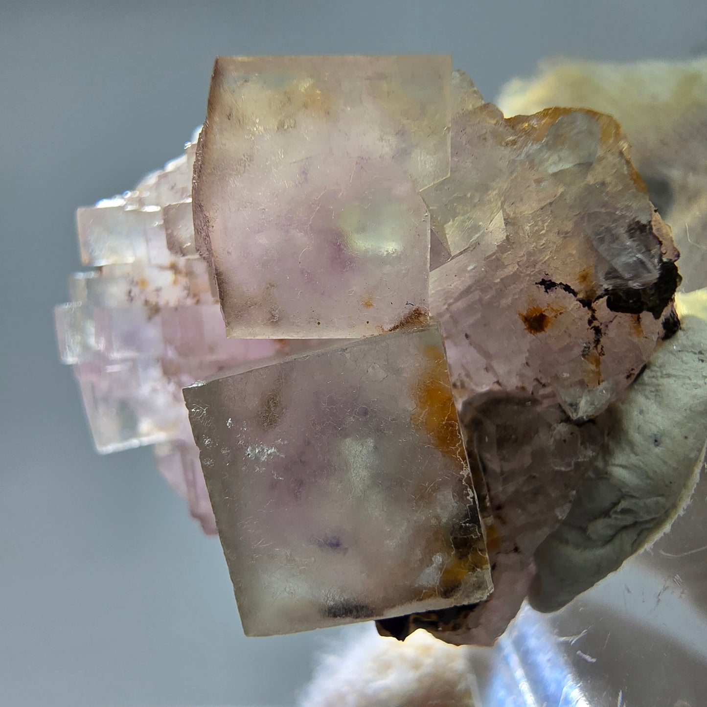 Seltene UV Phantom Fluorit Würfel, Quarz Stufe Brandberg, Namibia 28*25*14mm