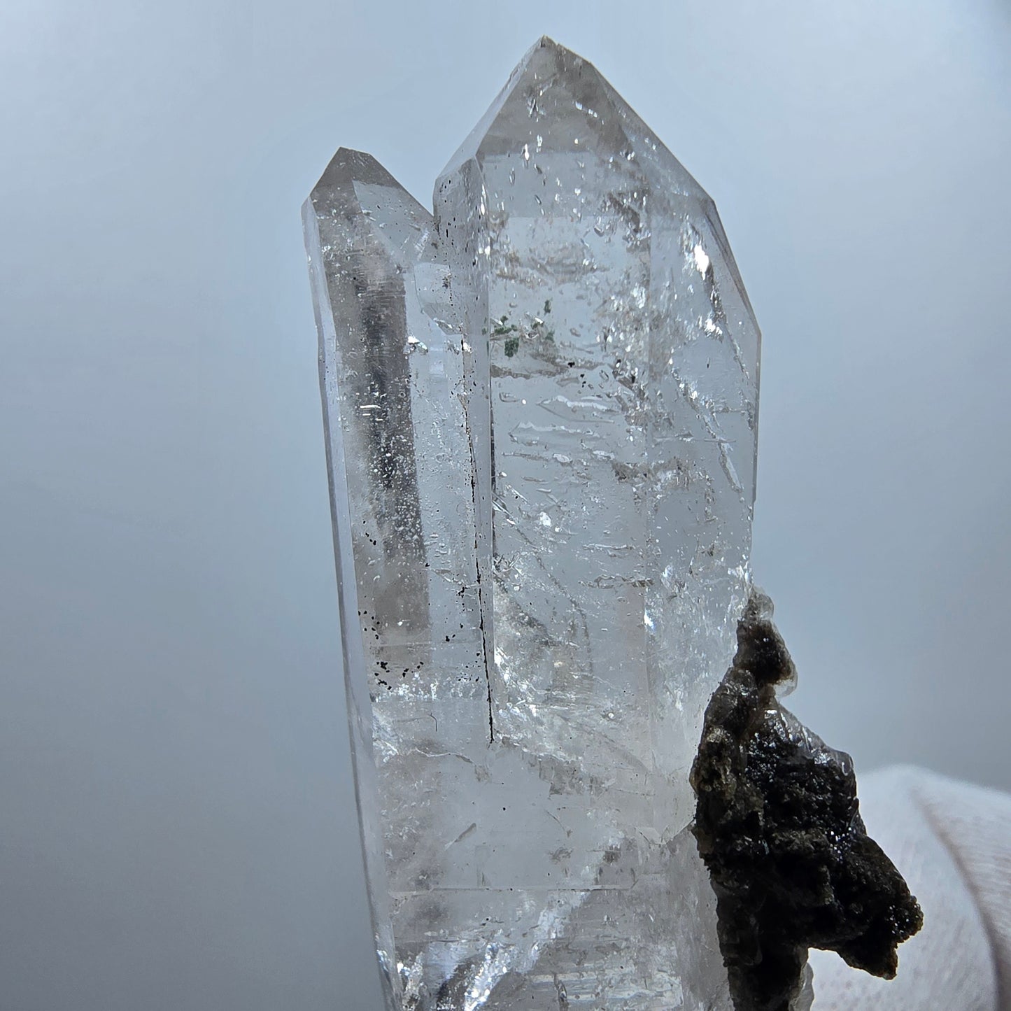 Quartz fumé DT Enhydro, sceptre, calcite UV, 4 parures de poche Bubble Valentine. Namibie, 76 x 26 x 12 mm.