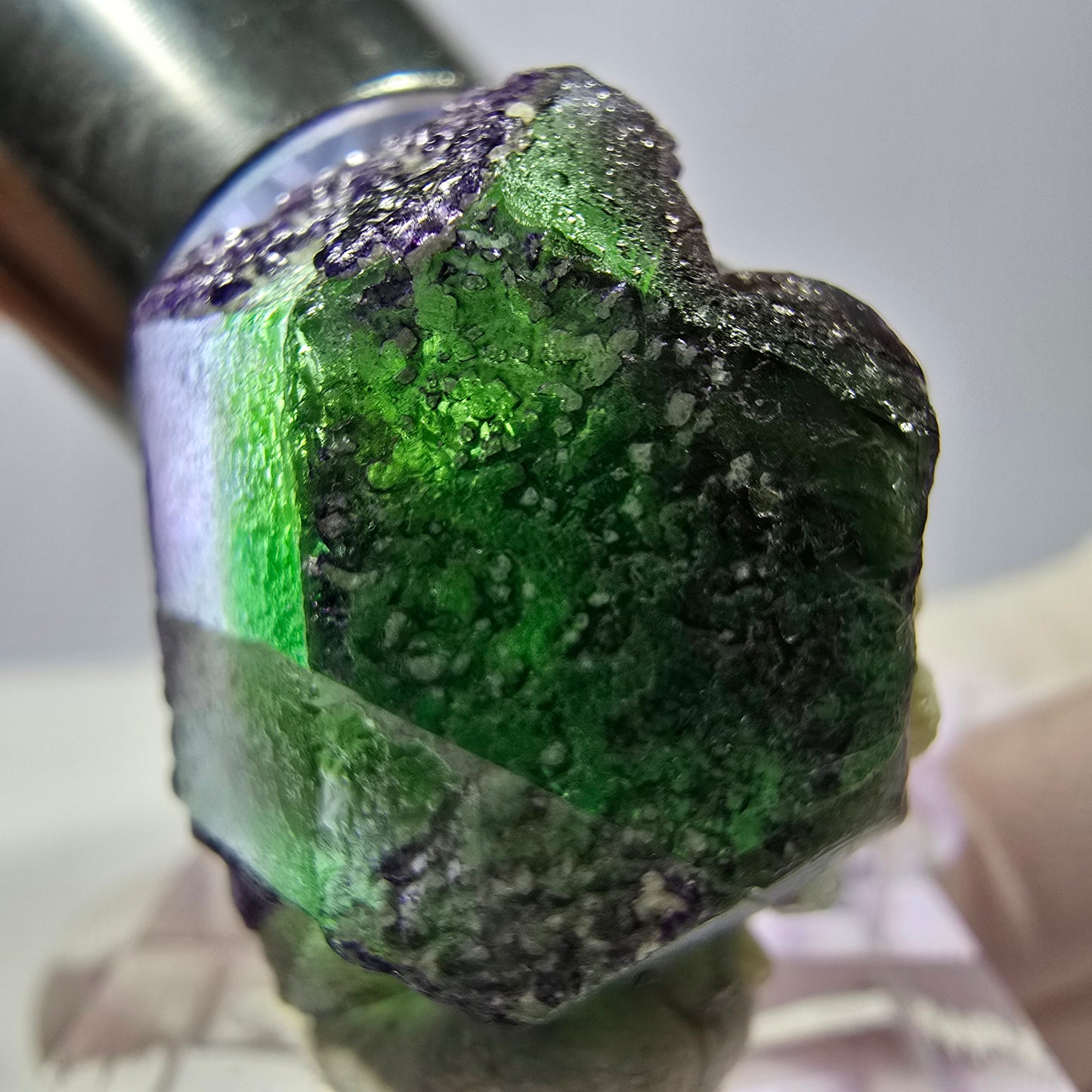Cube hexagonal de fluorite fantôme, muscovite, tourmaline Schörl, Erongo, Namibie, 26 x 21 x 16 mm