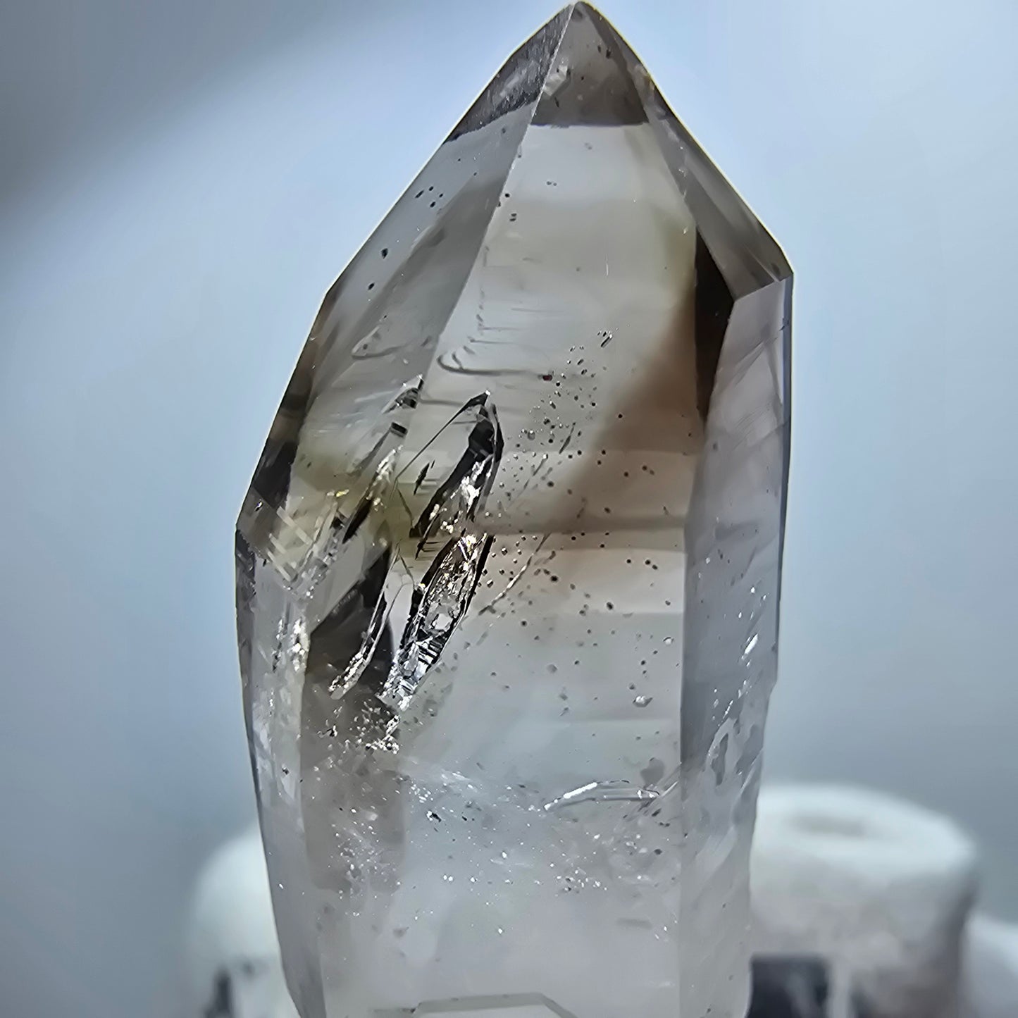 Pointe de sceptre en quartz fumé fantôme transparent, Goboboseb, Namibie, 38 x 14 x 10 mm
