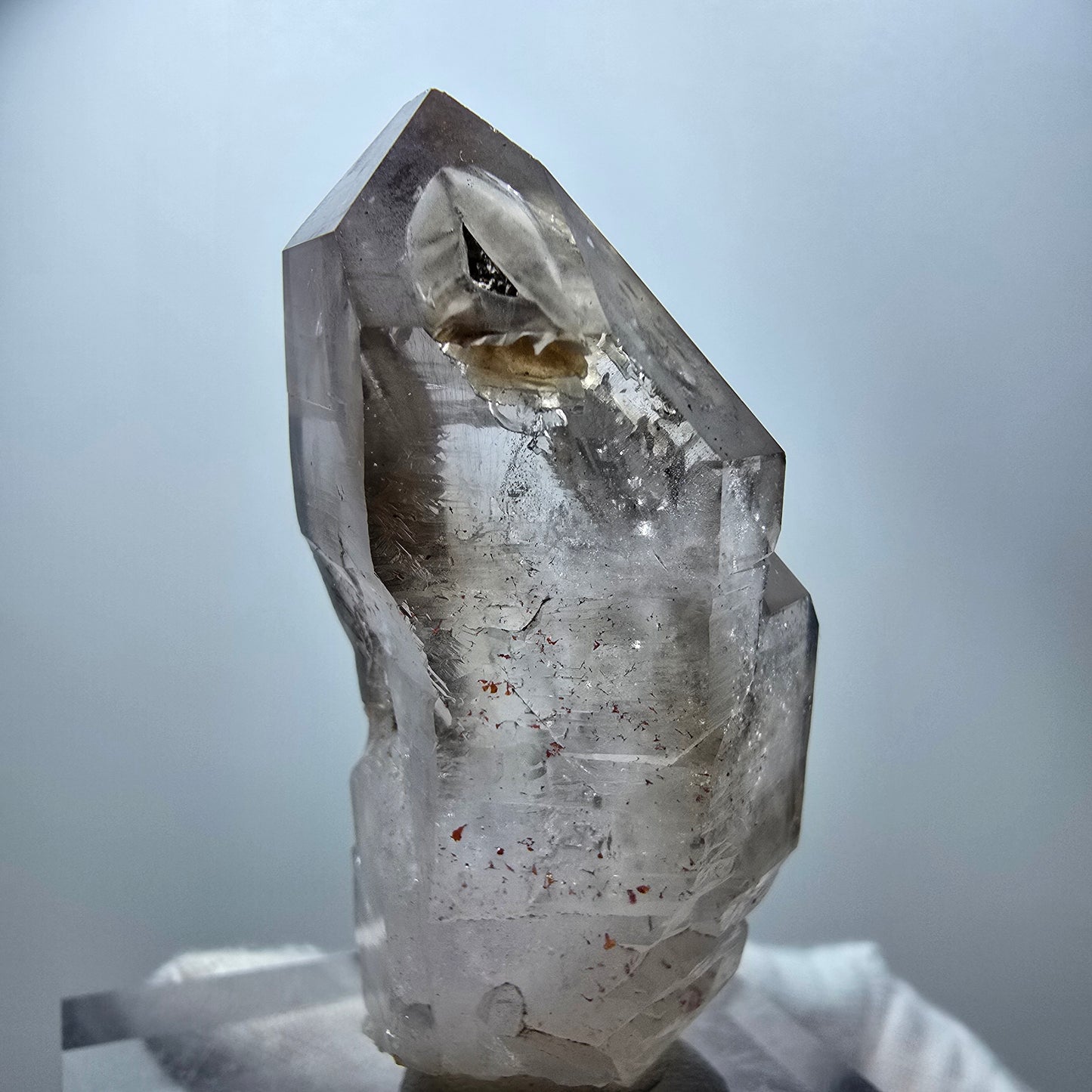 Quartz fumé fantôme transparent, pointe de sceptre, Goboboseb, Namibie, 60 x 28 x 22 mm
