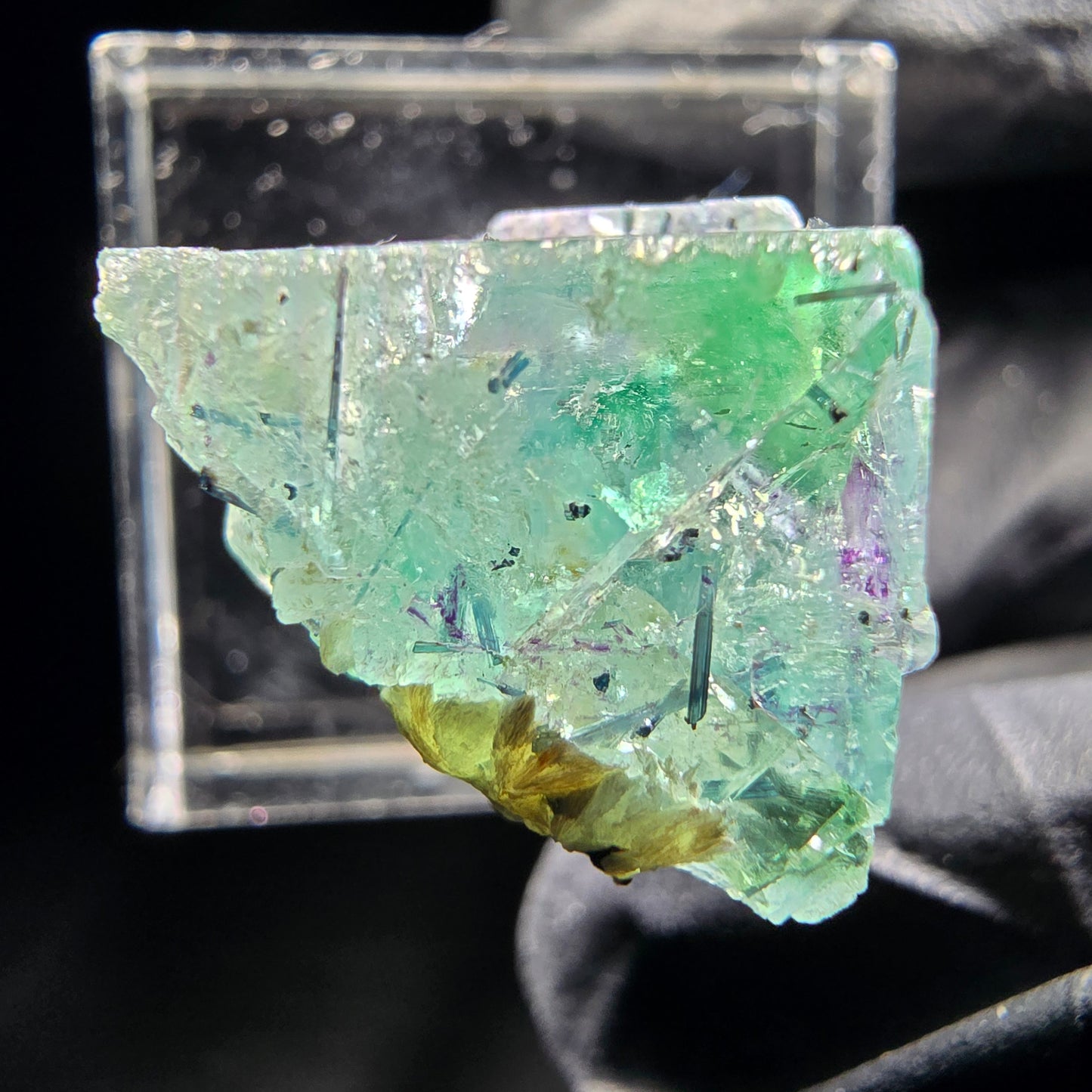 Phantom Fluorit Würfel mit Schörl Turmalin Erongo, Namibia 20*18*15mm Sammlung