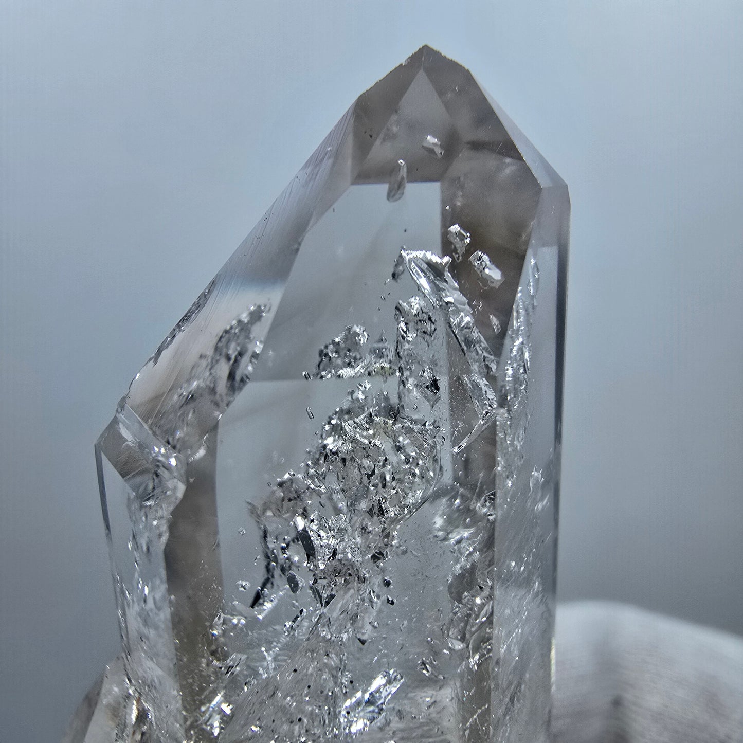 Sceptre en quartz fumé fantôme lémurien, scène de la Saint-Valentin, Goboboseb de poche, Namibie, 64 x 29 x 20 mm