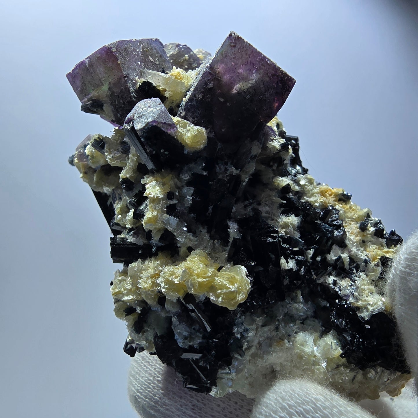 Fluorite fantôme colorée, tourmaline schol, hyalite, quartz fumé, muscovite, Erongo, Namibie, 78 x 70 x 48 mm