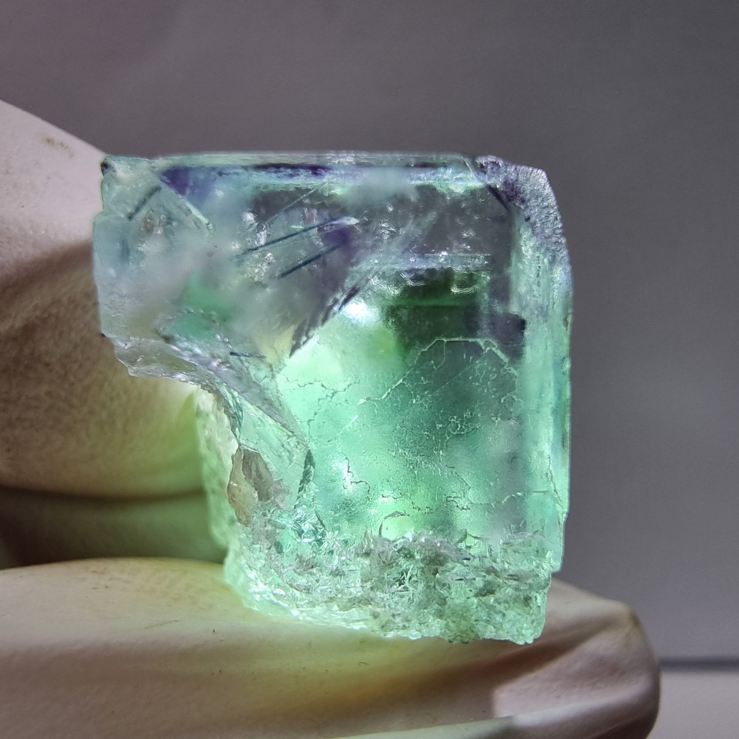 Klare Phantom Fluorit XX Würfel Stufe grün lila 18*17*14mm aus Okorusu, Namibia