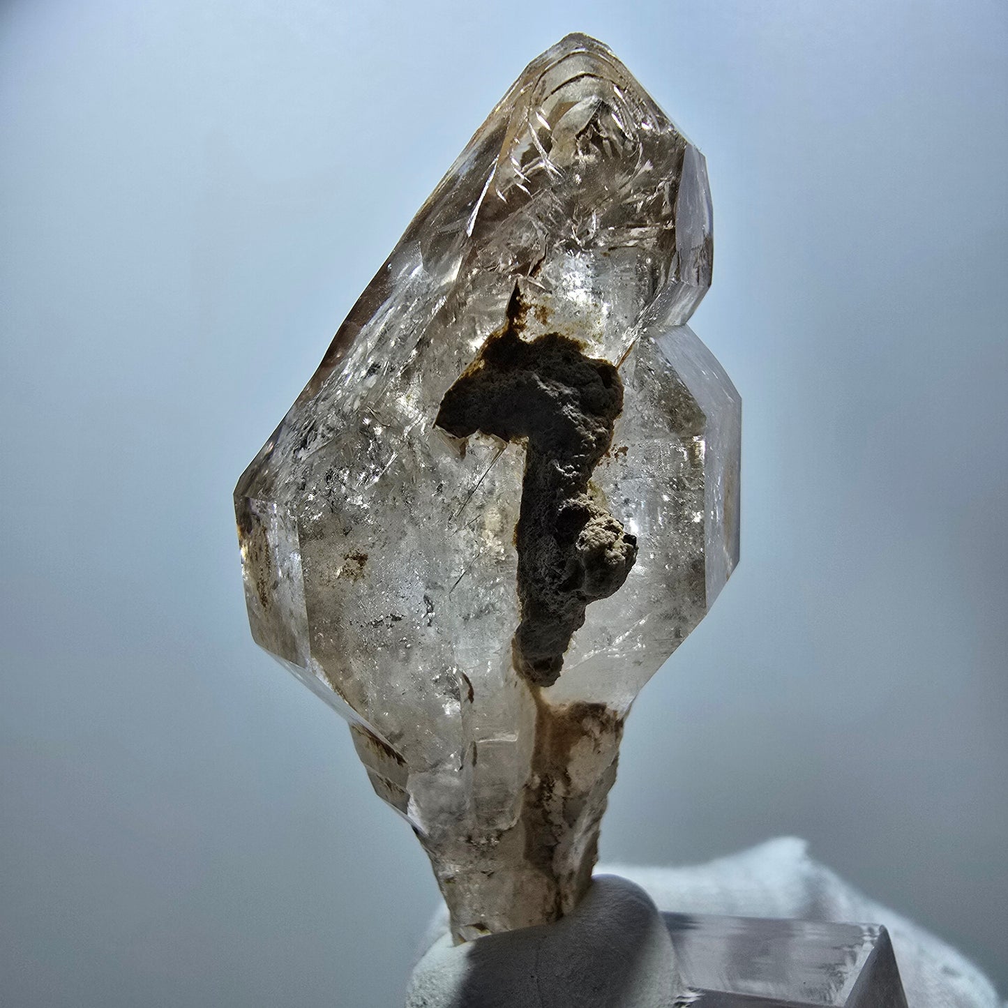 Quartz fumé fantôme transparent, pointe de sceptre, Goboboseb, Namibie, 61 x 29 x 28 mm