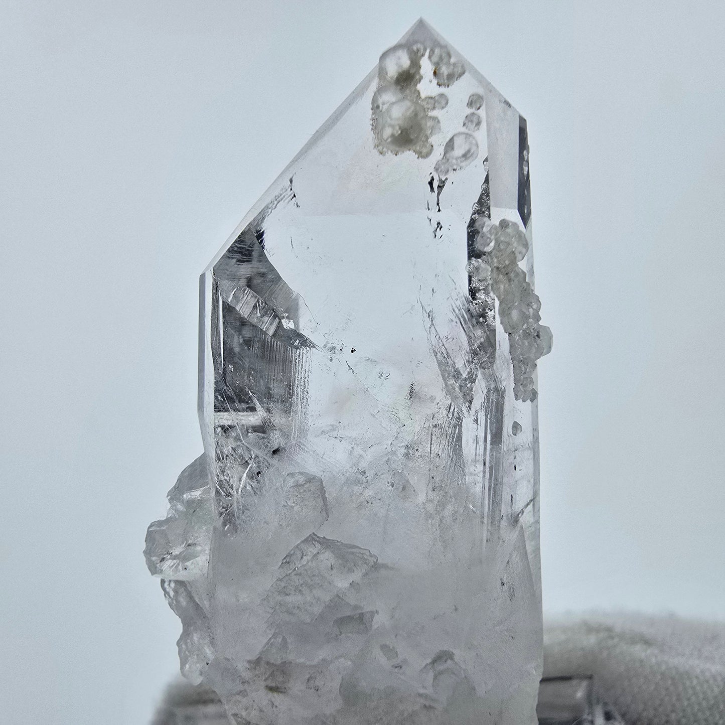 Klarer Zepter Quarz Analcim, Amethyst Streep Mine Goboboseb Namibia 40*19*10mm