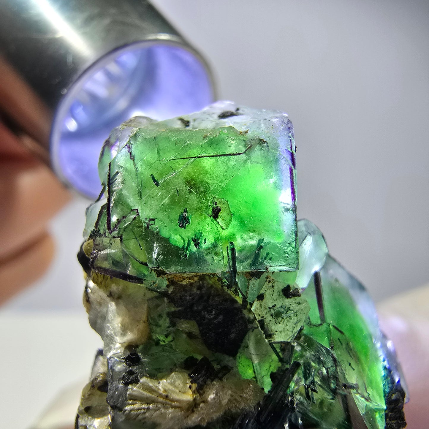 Cube de fluorite fantôme, zonal, muscovite, spécimen de tourmaline Schorl, Erongo, Namibie, 30 x 25 x 15 mm