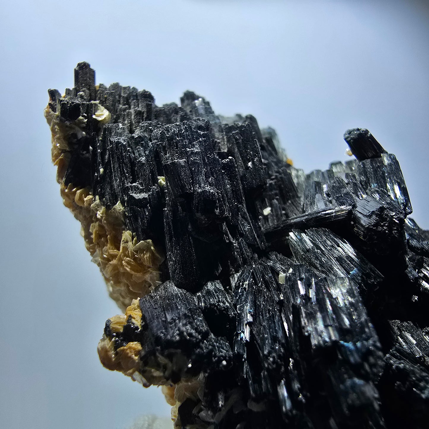 Grand spécimen de tourmaline Schorl et de muscovite, Erongo, Namibie, 95 x 64 x 55 mm