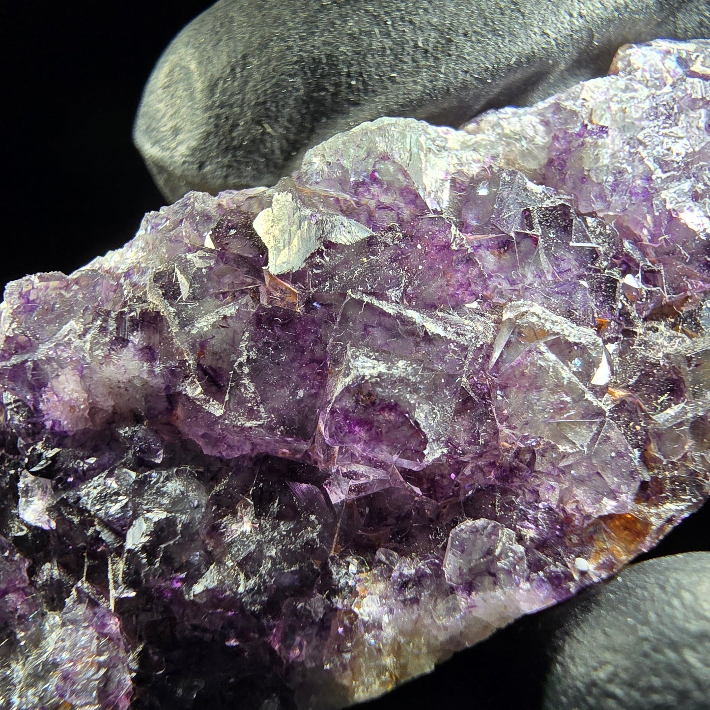 Zonare Fluorite Cube Tier Violet Blanc Okorusu, Namibie 64*23*10mm Collection