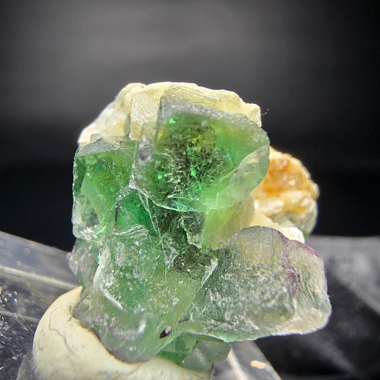 Fluorite fantôme sur scène muscovite Erongo namibie 19*17*11mm Collection minérale