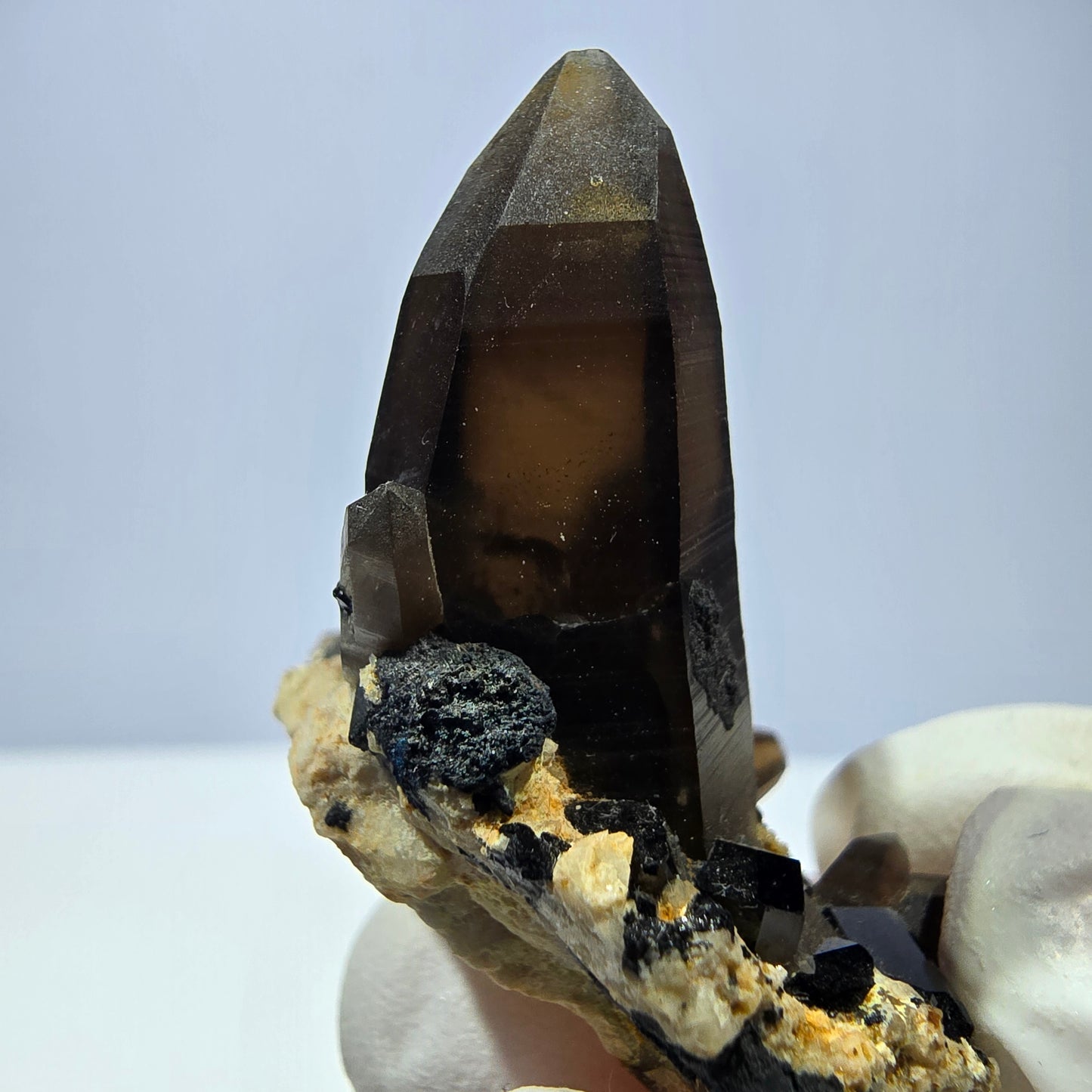 Rare spécimen de tourmaline Schorl et d'orthose de quartz fumé, Erongo, Namibie, 37 x 37 x 26 mm