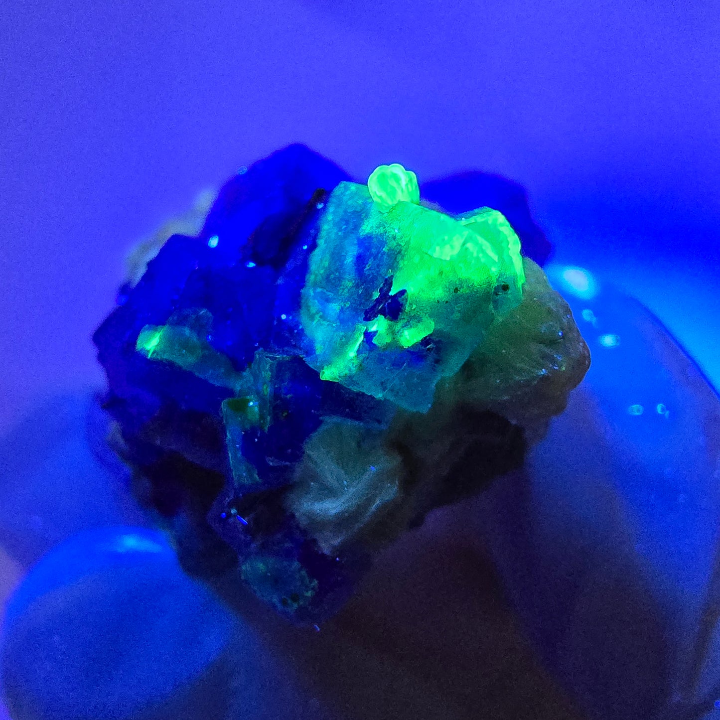 Cubes de fluorite fantôme colorés, muscovite, tourmaline Schorl, hyalite d'Erongo, Namibie 31 x 21 x 24 mm