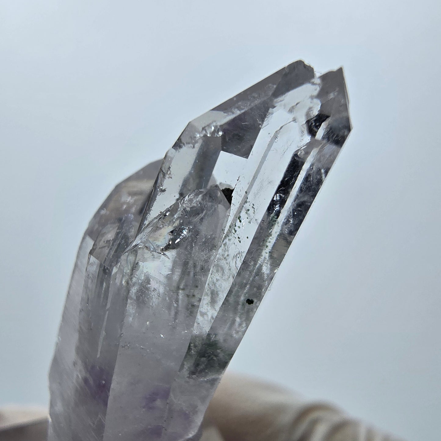 Améthyste fantôme avec hématite, mine Streep, Goboboseb, Namibie, 44 x 16 x 10 mm