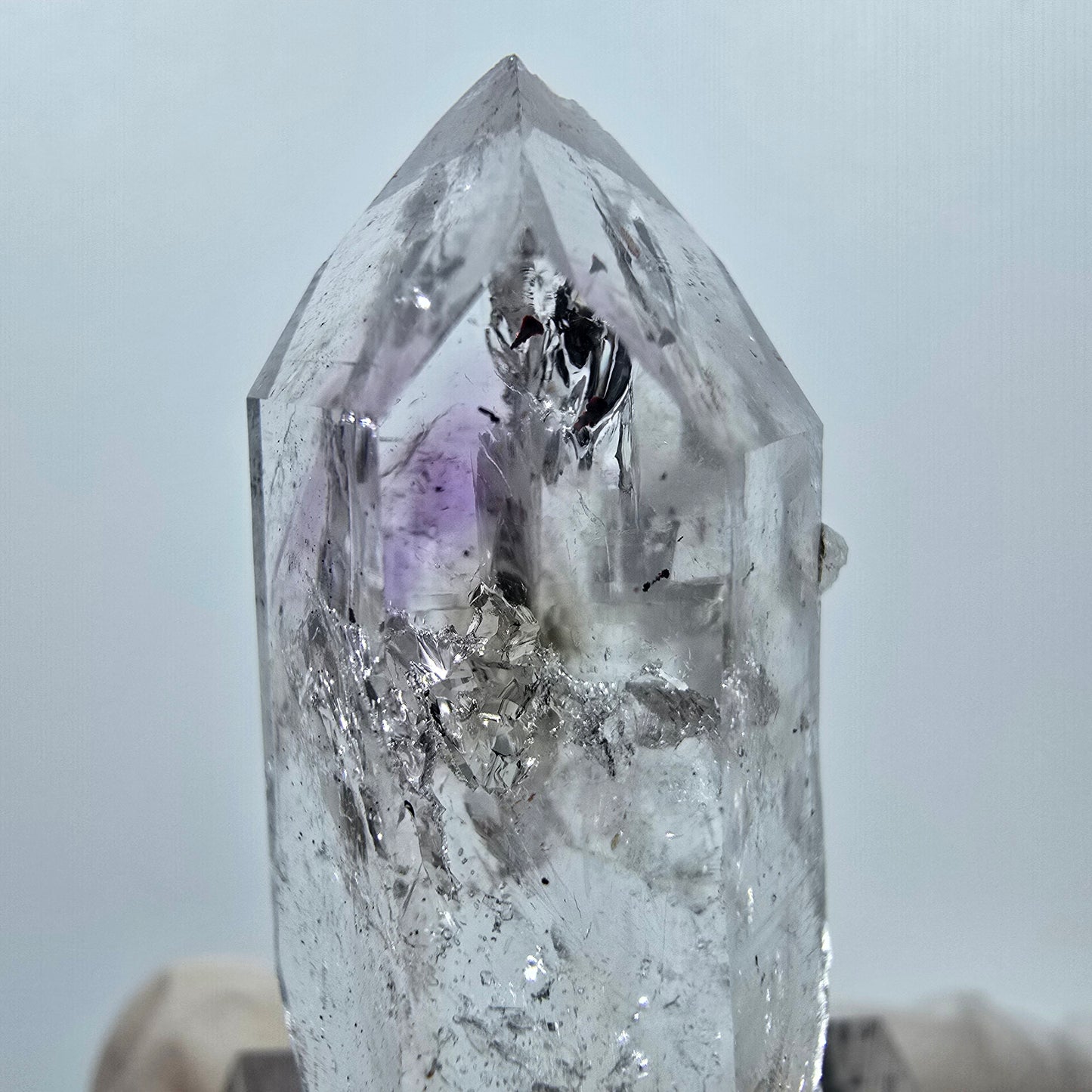 Améthyste fantôme Harlequin avec hématite, mine Streep, Goboboseb, Namibie, 42 x 18 x 16 mm