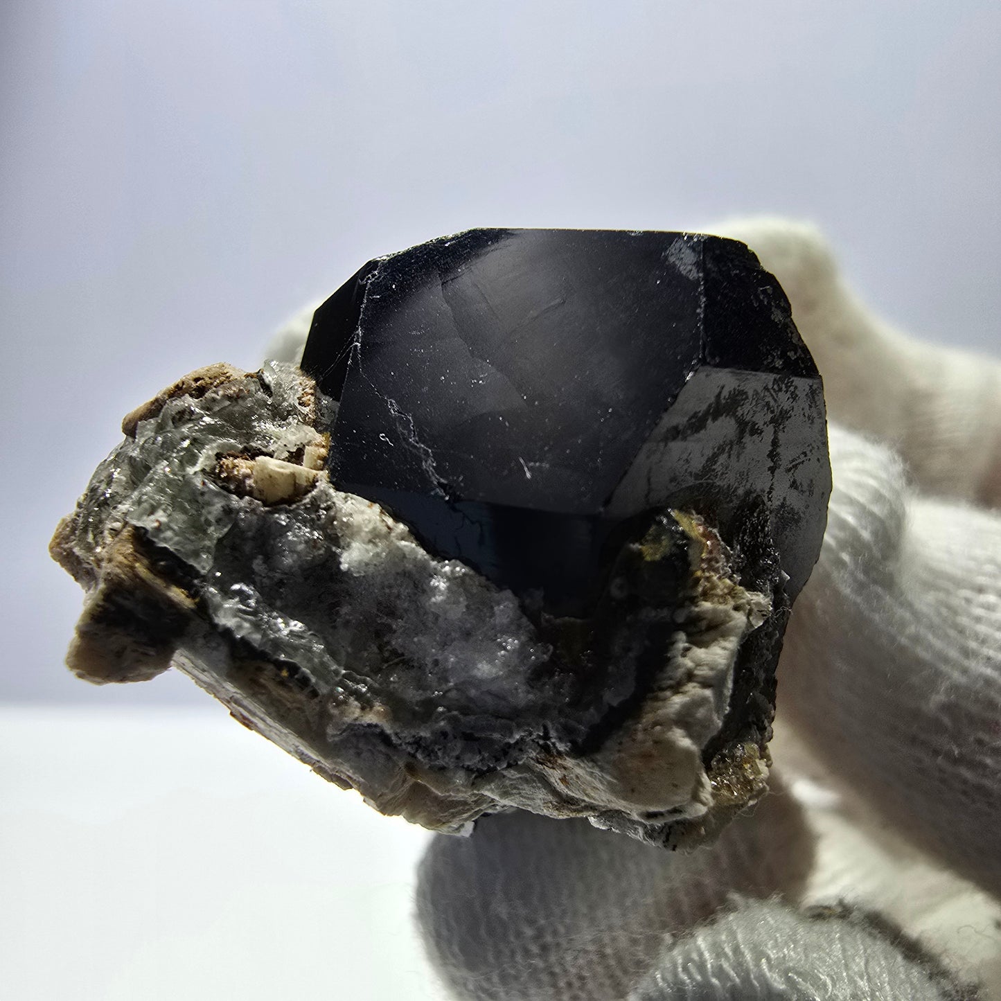 Spécimen rare de tourmaline Schorl et d'opale hyalite, Erongo, Namibie, 43 x 24 x 24 mm