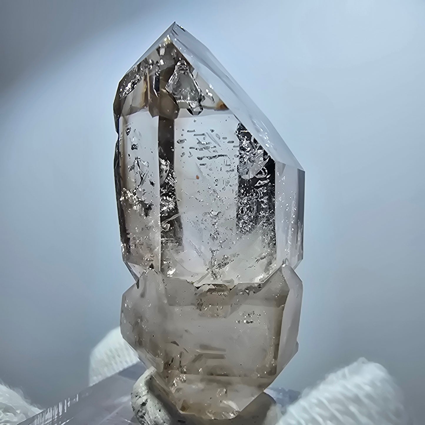 Pointe de sceptre en quartz fumé fantôme transparent, Goboboseb, Namibie, 44 x 21 x 18 mm