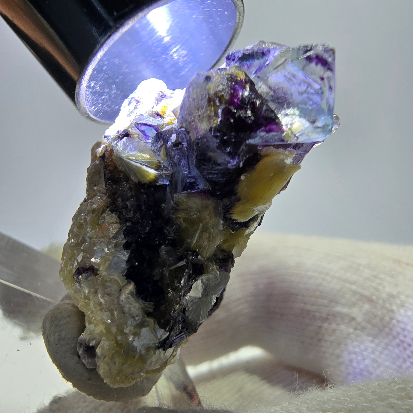 Spécimen de fluorite fantôme colorée, tourmaline schol, muscovite, quartz fumé, Erongo, Namibie, 35 x 25 x 20 mm