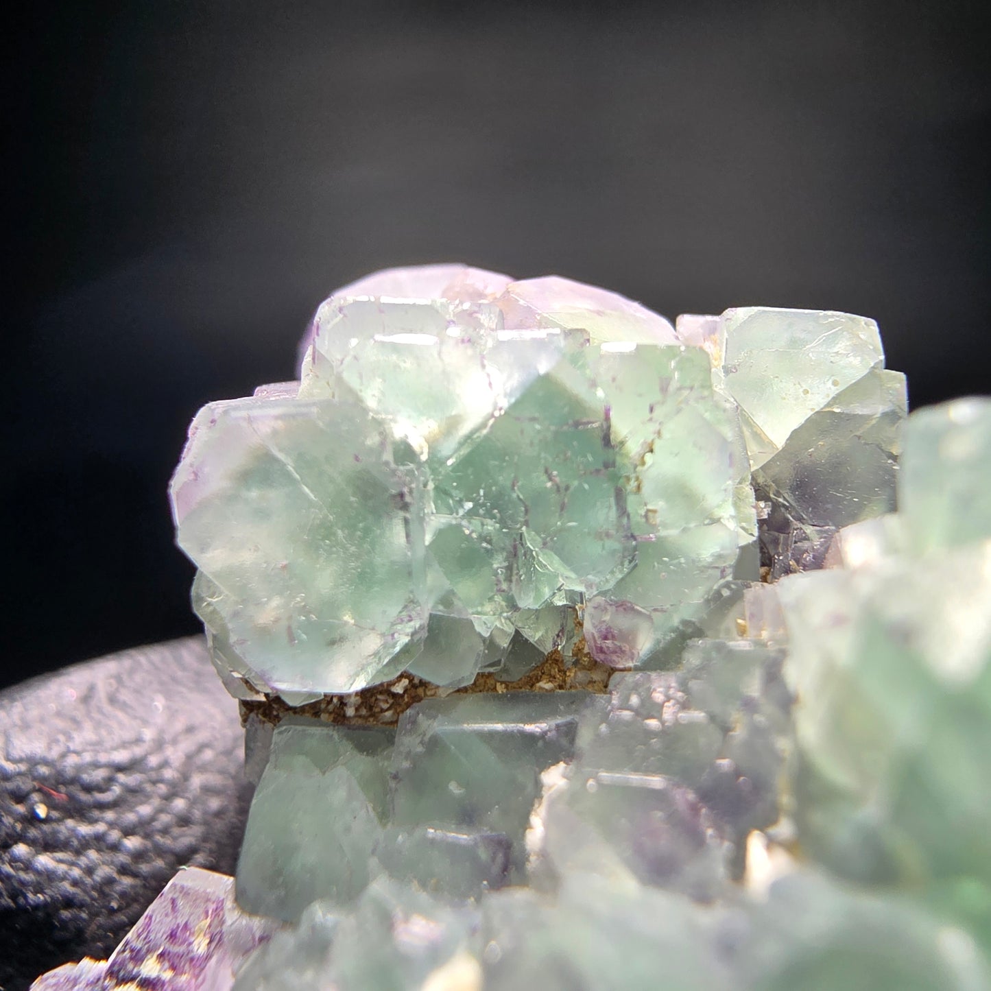 Klare zonare Fluorit Würfel auf Schörl Turmalin Stufe Erongo, Namibia 35*30*25mm