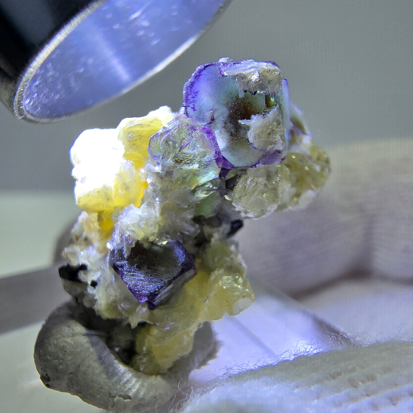 Cubes de fluorite fantôme colorés, muscovite, tourmaline Schorl, hyalite Erongo, Namibie 23 x 15 x 16 mm