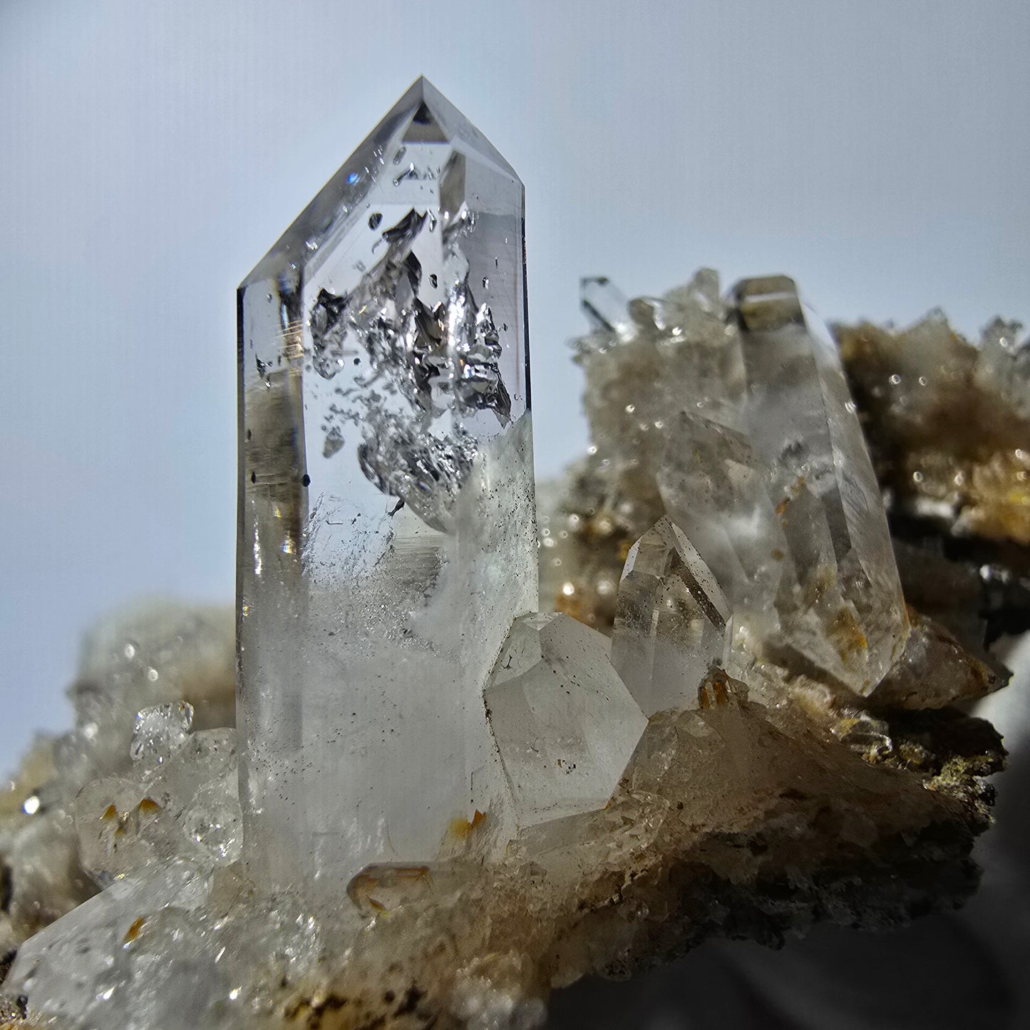 Quartz fumé fantôme DT, calcite UV sur matrice, spécimen Valentine Pocket, Namibie, 103 x 51 x 30 mm