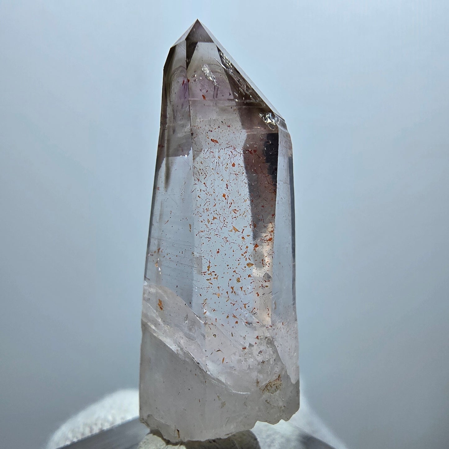 Pointe de sceptre en quartz fumé fantôme lémurien, Goboboseb, Namibie, 39 x 15 x 11 mm