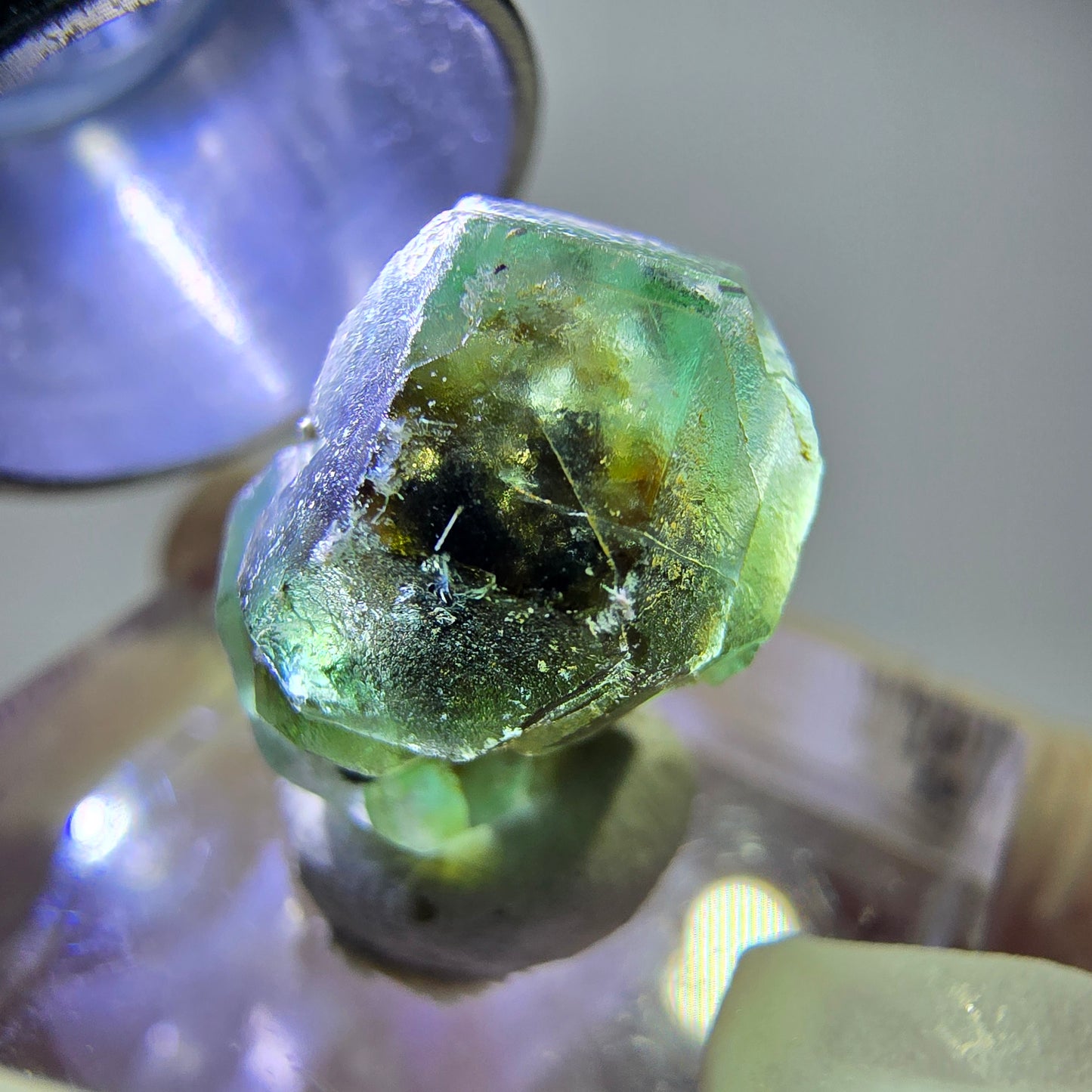 Cube hexagonal de fluorite fantôme, tourmaline Schorl d'Erongo, Namibie 17 x 13 x 12 mm