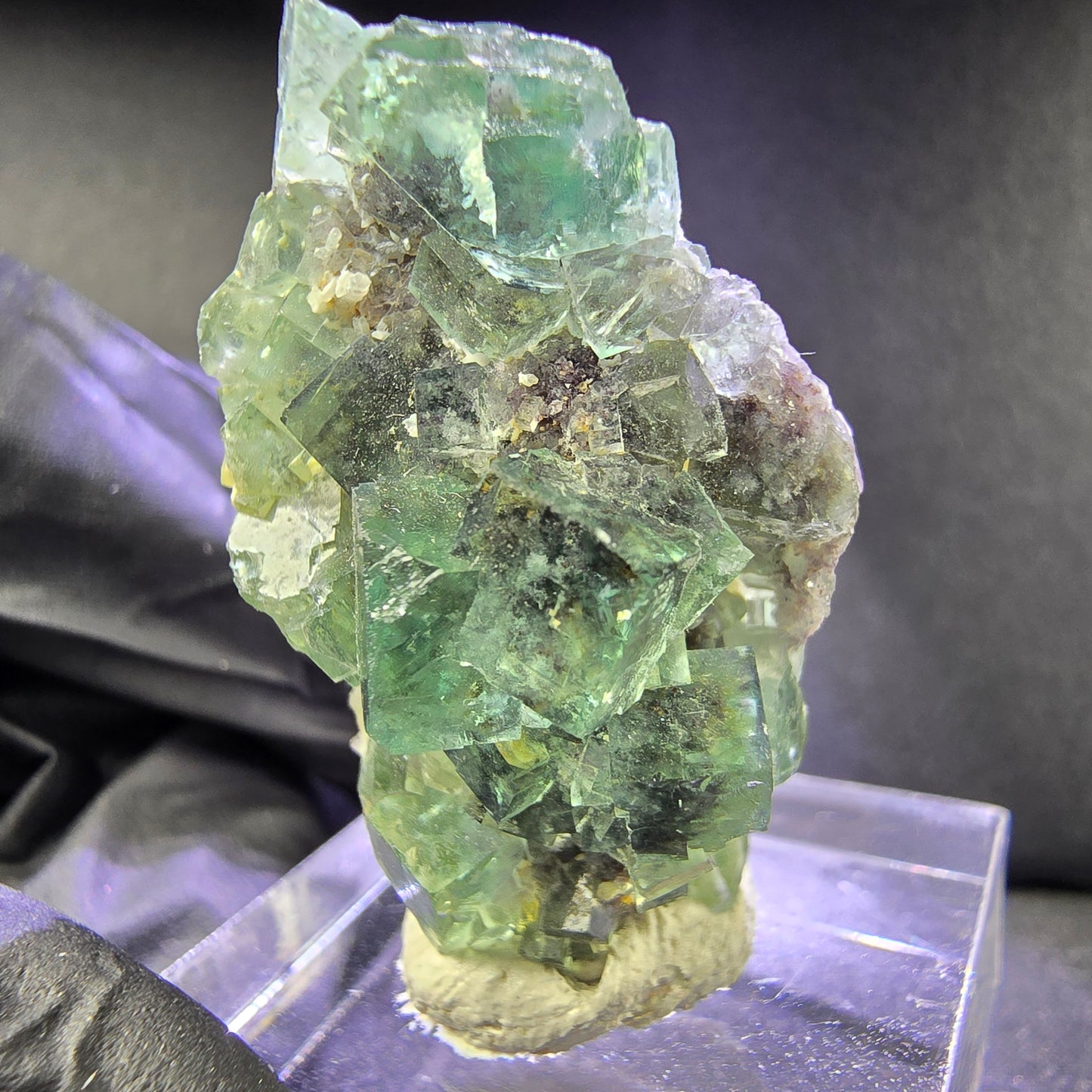 Sehr klare Zonare Fluorit XX Würfel Stufe grün lila 36*22*16mm Okorusu, Namibia
