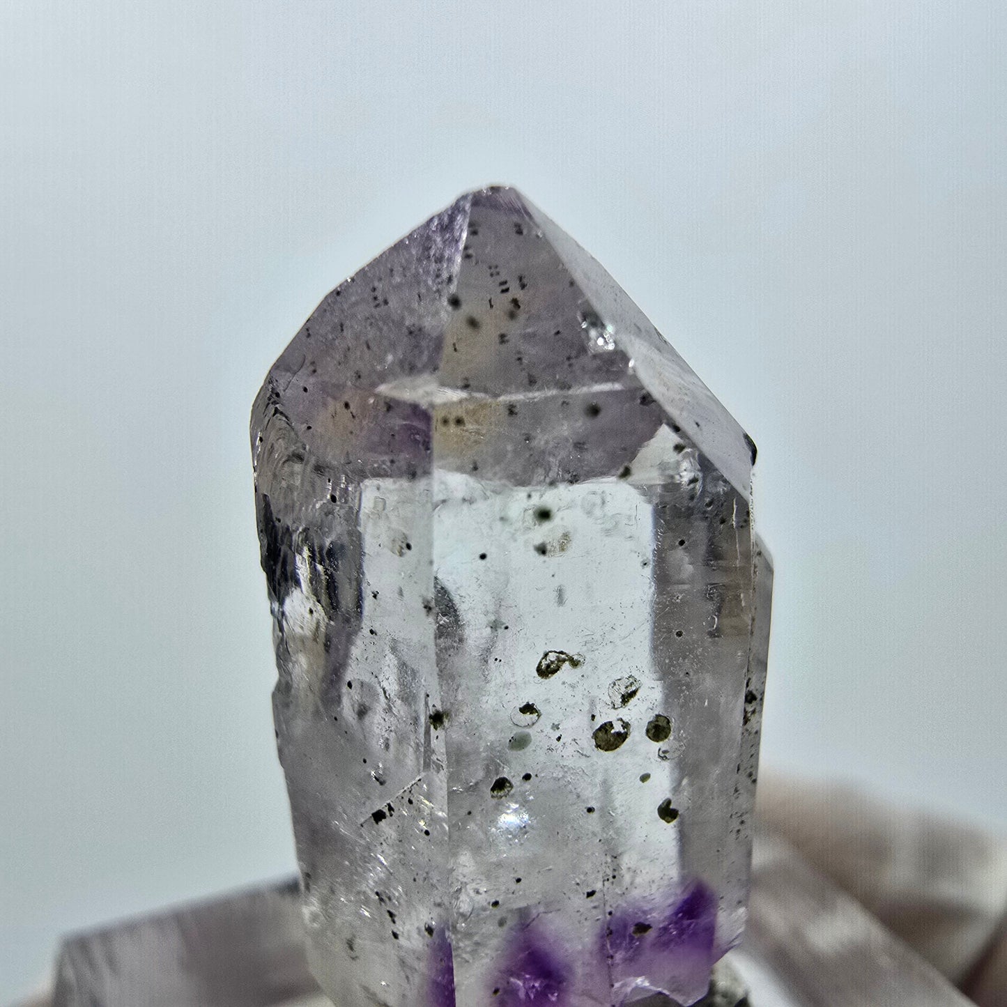 Améthyste fantôme avec hématite, mine Streep, Goboboseb, Namibie, 27 x 13 x 10 mm