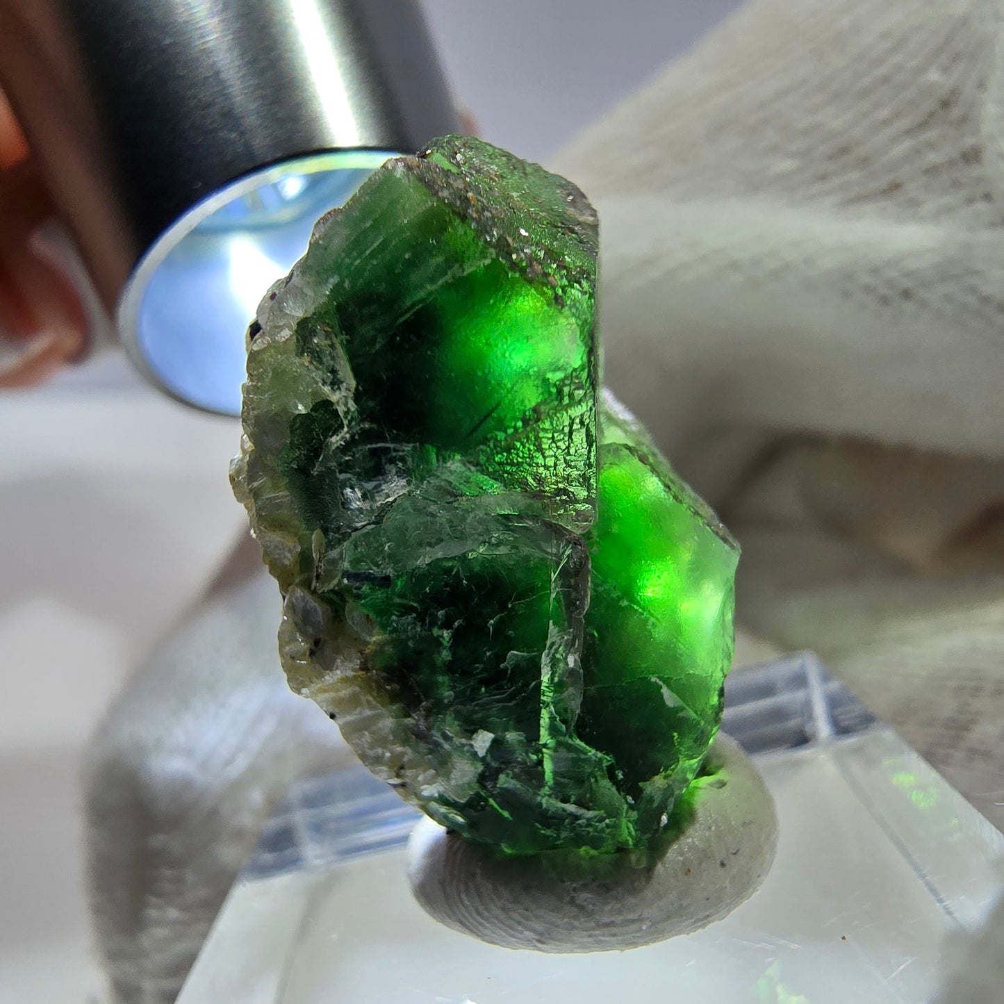 Cube de fluorite fantôme zonal, tourmaline muscovite Schorl Erongo Namibie 26 x 23 x 15 mm