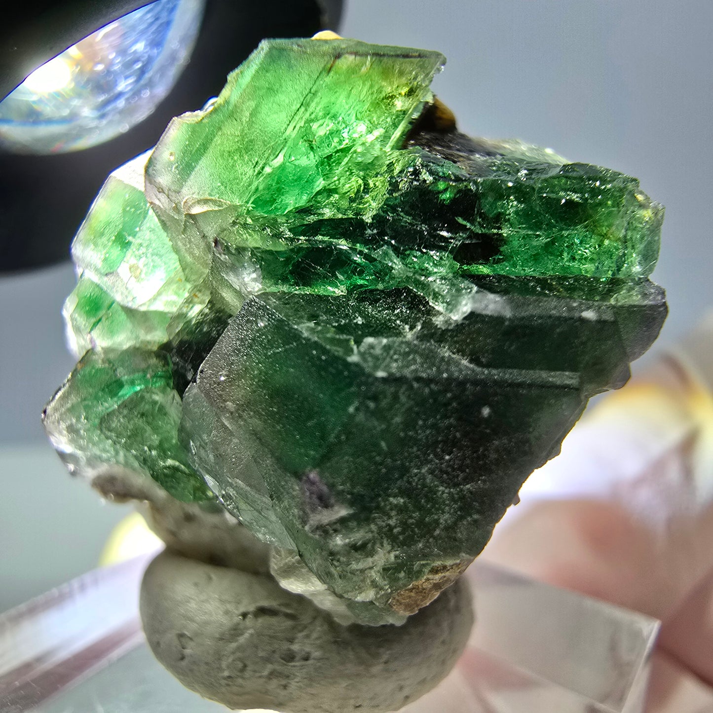 Cube hexagonal de fluorite fantôme, muscovite, tourmaline Schörl, Erongo, Namibie 26 x 24 x 24 mm