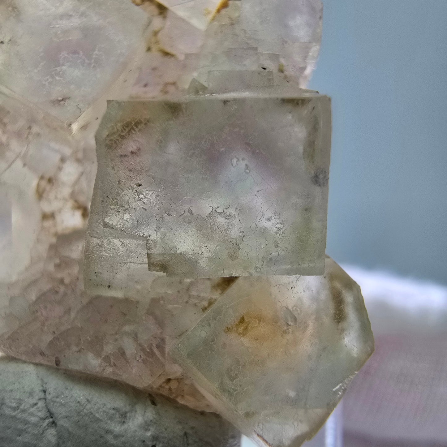 Seltene UV Phantom Fluorit Würfel, Quarz Stufe Brandberg, Namibia 34*29*12mm