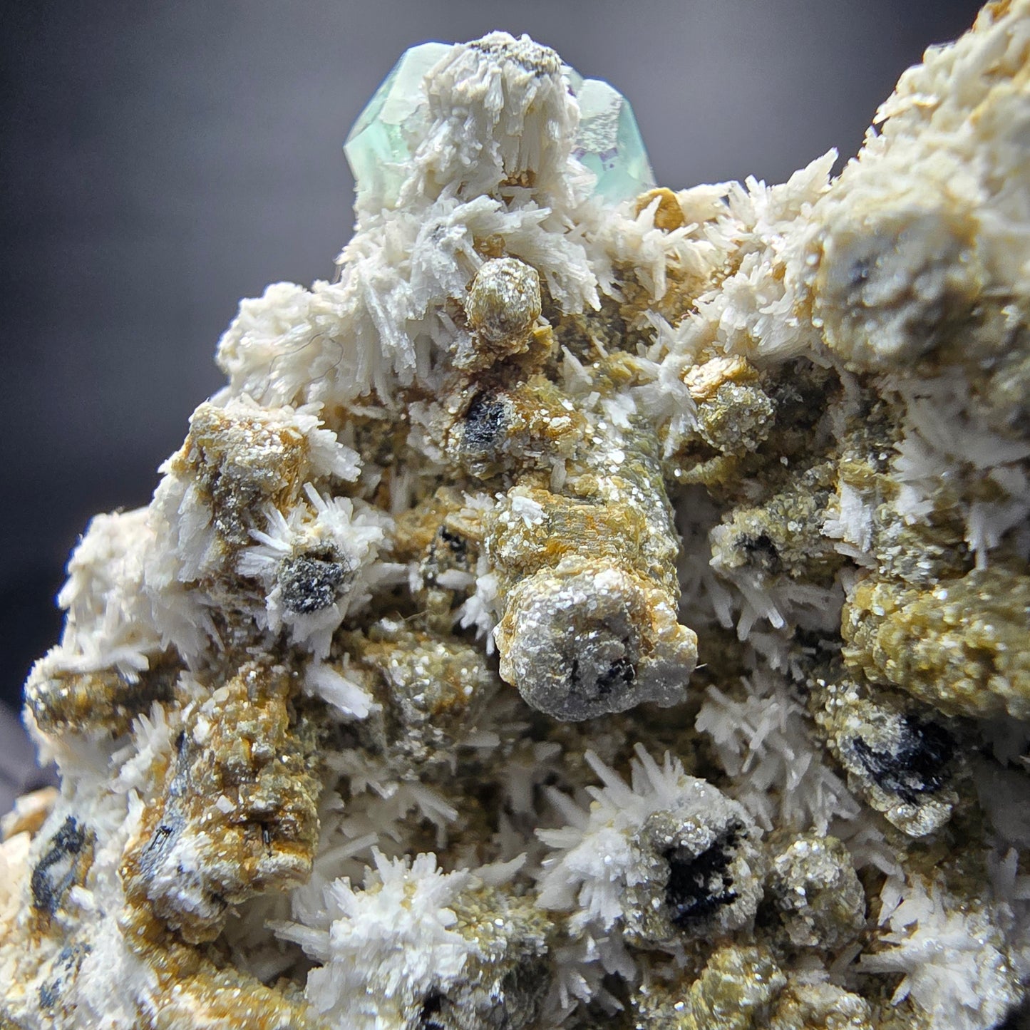 Fluorite Zonare, muscovite Schörl tourmaline étape Erongo namibie 70*38*40mm