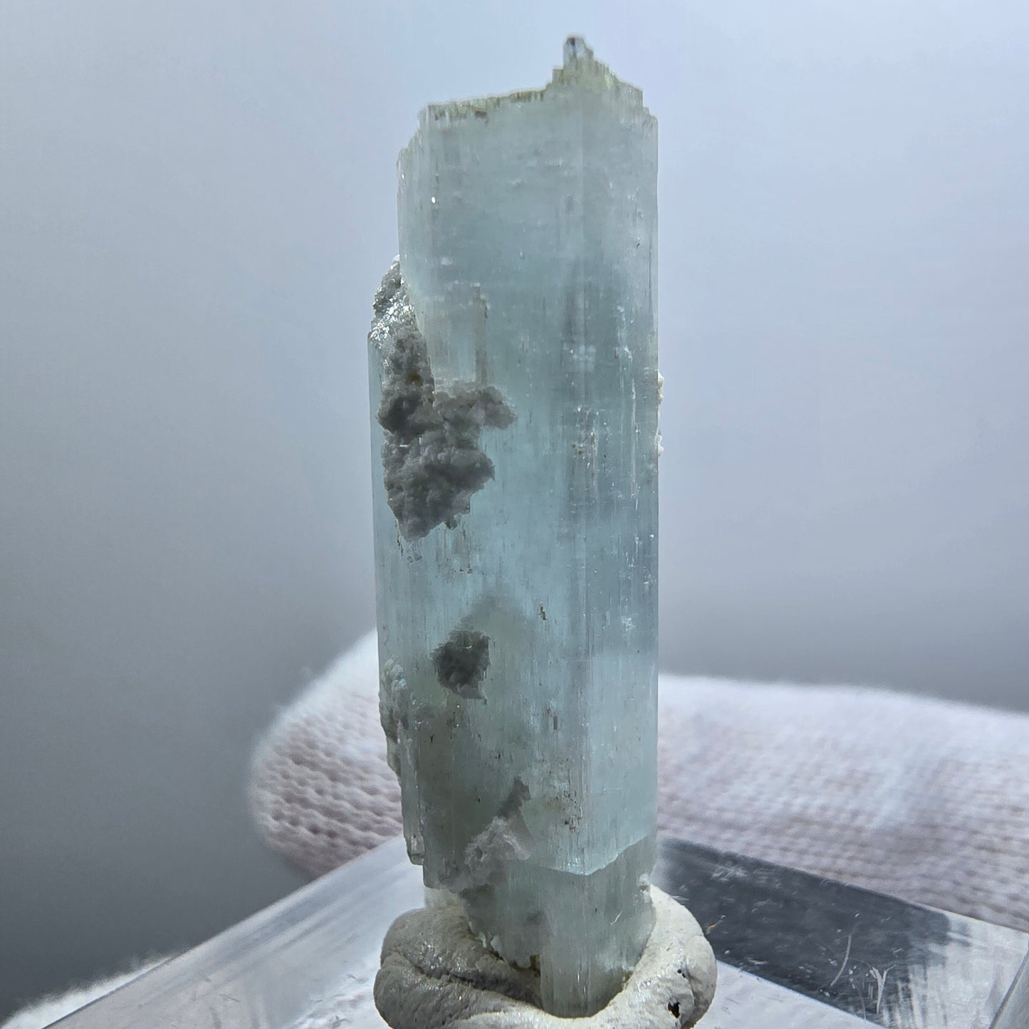 Aigue-marine rare, spécimen d'orthose, Erongo, Namibie, 34 x 10 x 9 mm