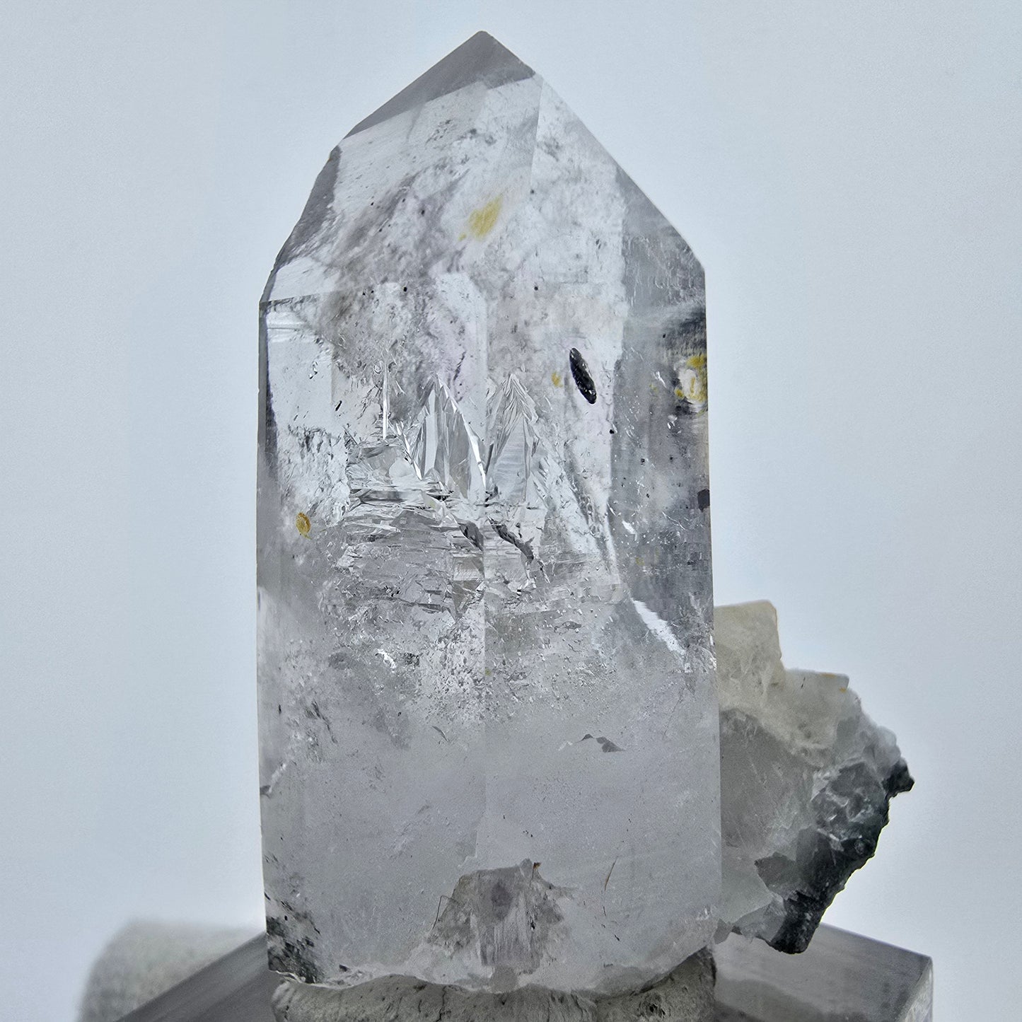 Phantom Quarz mit UV Calcit Streep Mine, Goboboseb, Namibia 44*31*22mm