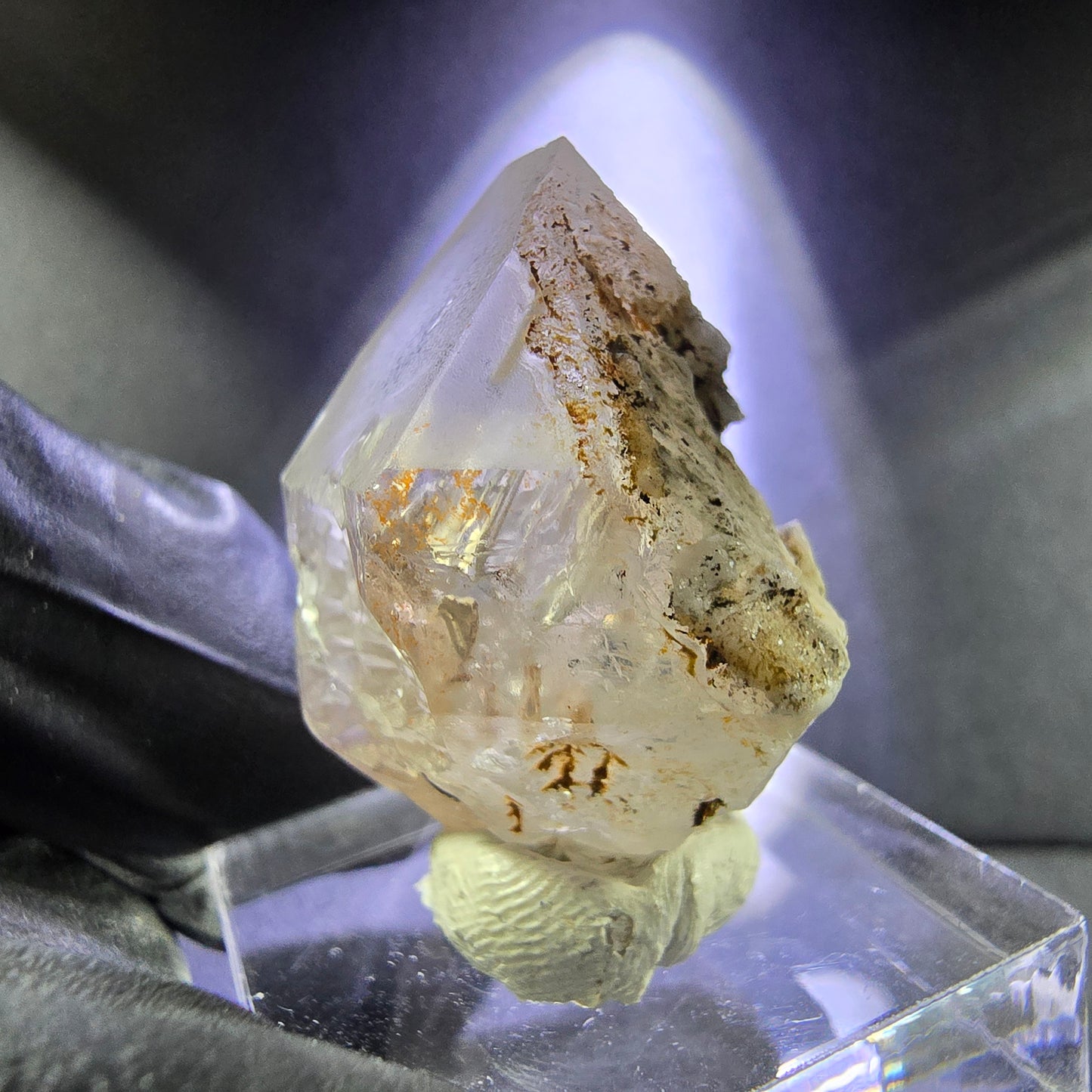 Belle pointe de quartz en cristal de sceptre de quartz fumé 32 * 27 * 20 mm de Goboboseb Namibie
