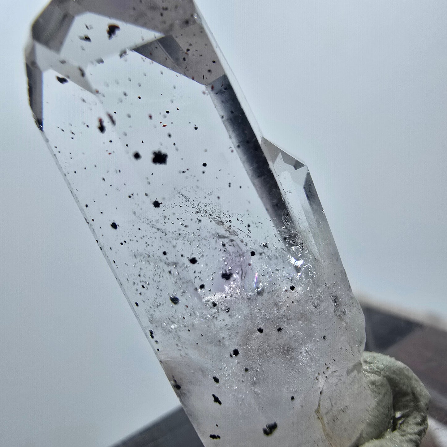 Quartz hématite transparent Point Streep Mine, Goboboseb, Namibie 27 x 11 x 8 mm