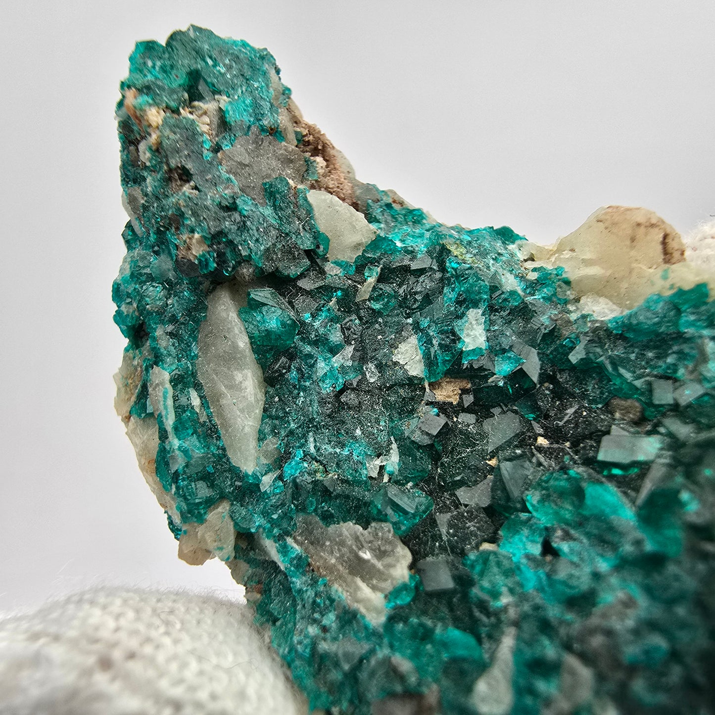 Rare spécimen de dioptase sur quartz Kaokoveld, Namibie 39*24*15mm Collection de minéraux