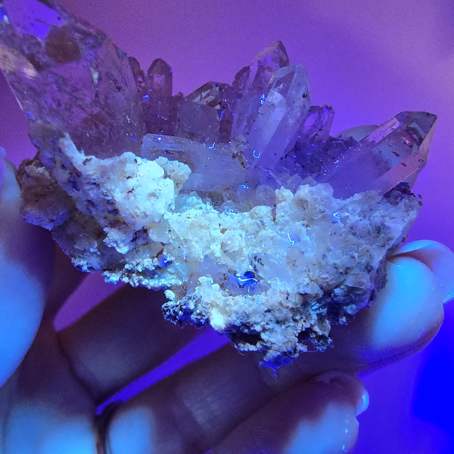 Enhydro Harlequin Quartz fumé, calcite UV Stage Valentine Pocket Goboboseb Namibie 55*36*35mm