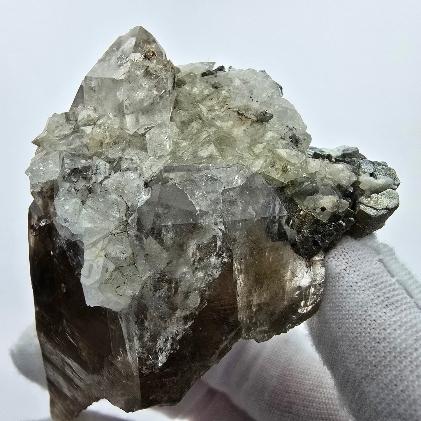 Phantom Rauchquarz mit UV Calcit, Hyalit, Muskovit Goboboseb, Namibia 67*52*41mm