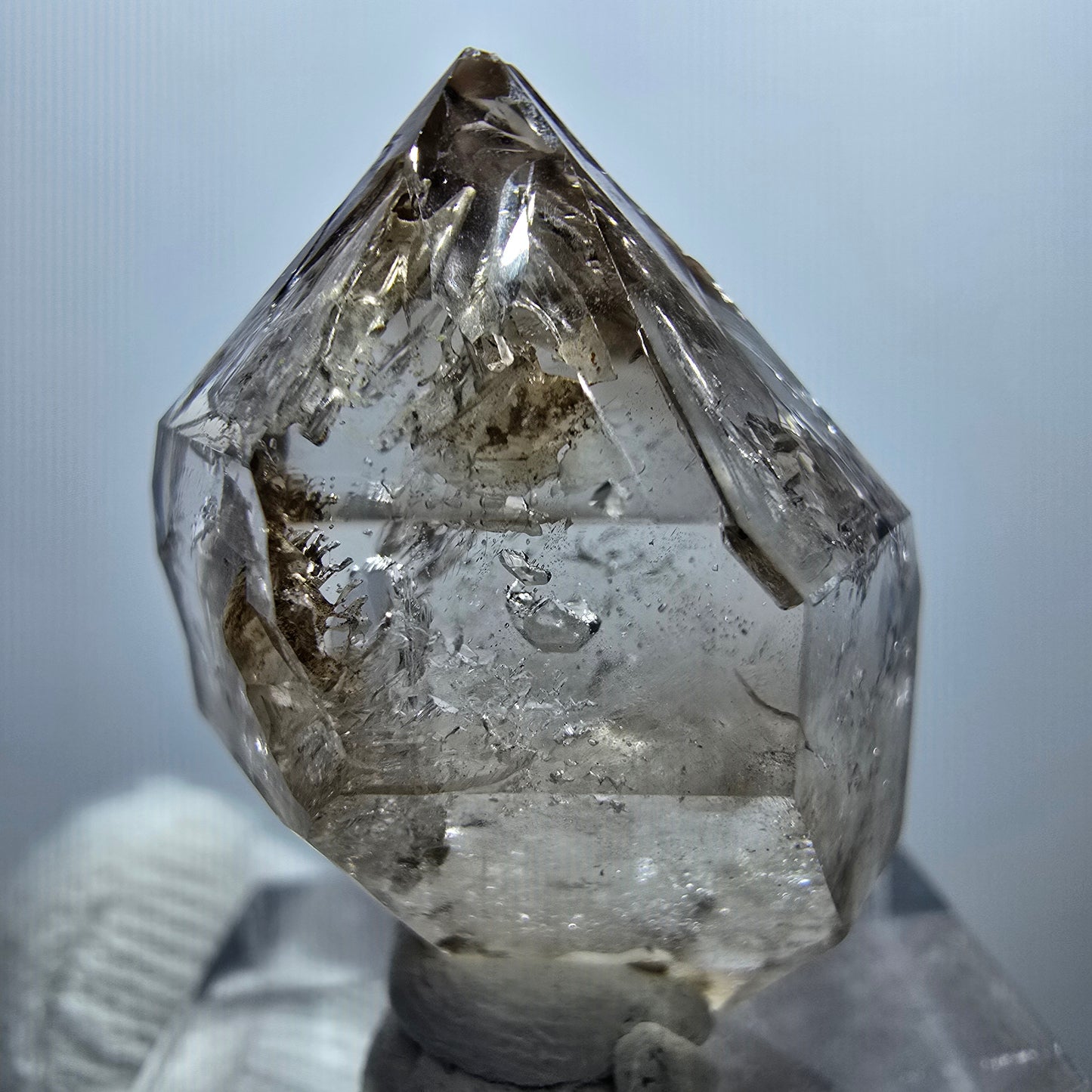 Sceptre en quartz fumé fantôme transparent, DT Point, Goboboseb, Namibie, 29 x 22 x 16 mm