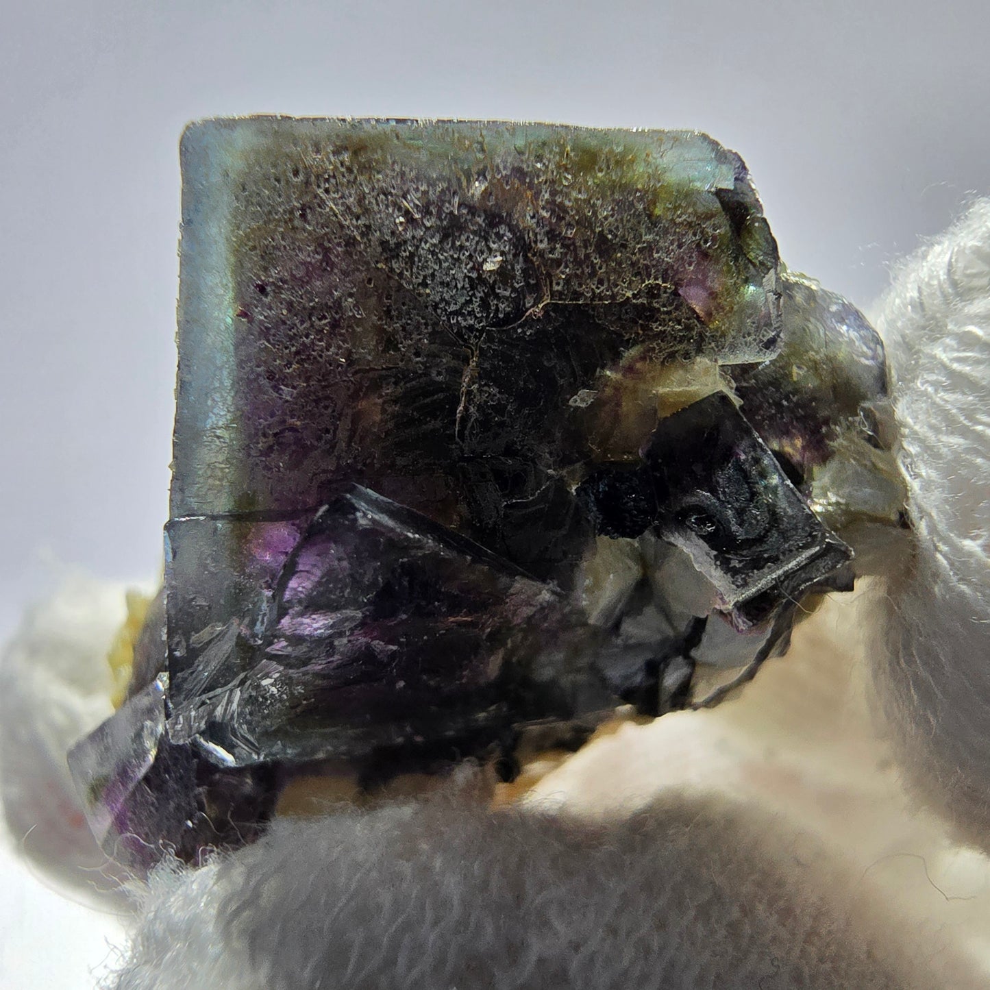 Fluorite fantôme colorée, tourmaline schol, muscovite, hyalite, Erongo, Namibie, 30 x 25 x 25 mm