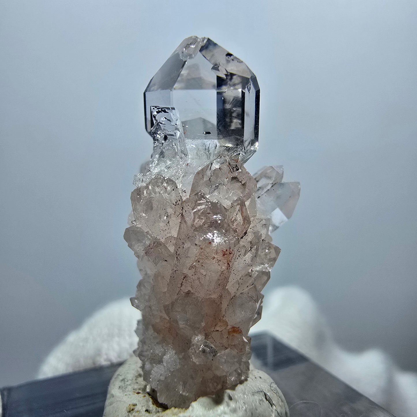 Amas de quartz fumé fantôme transparent, Goboboseb, Namibie, 26 x 19 x 13 mm