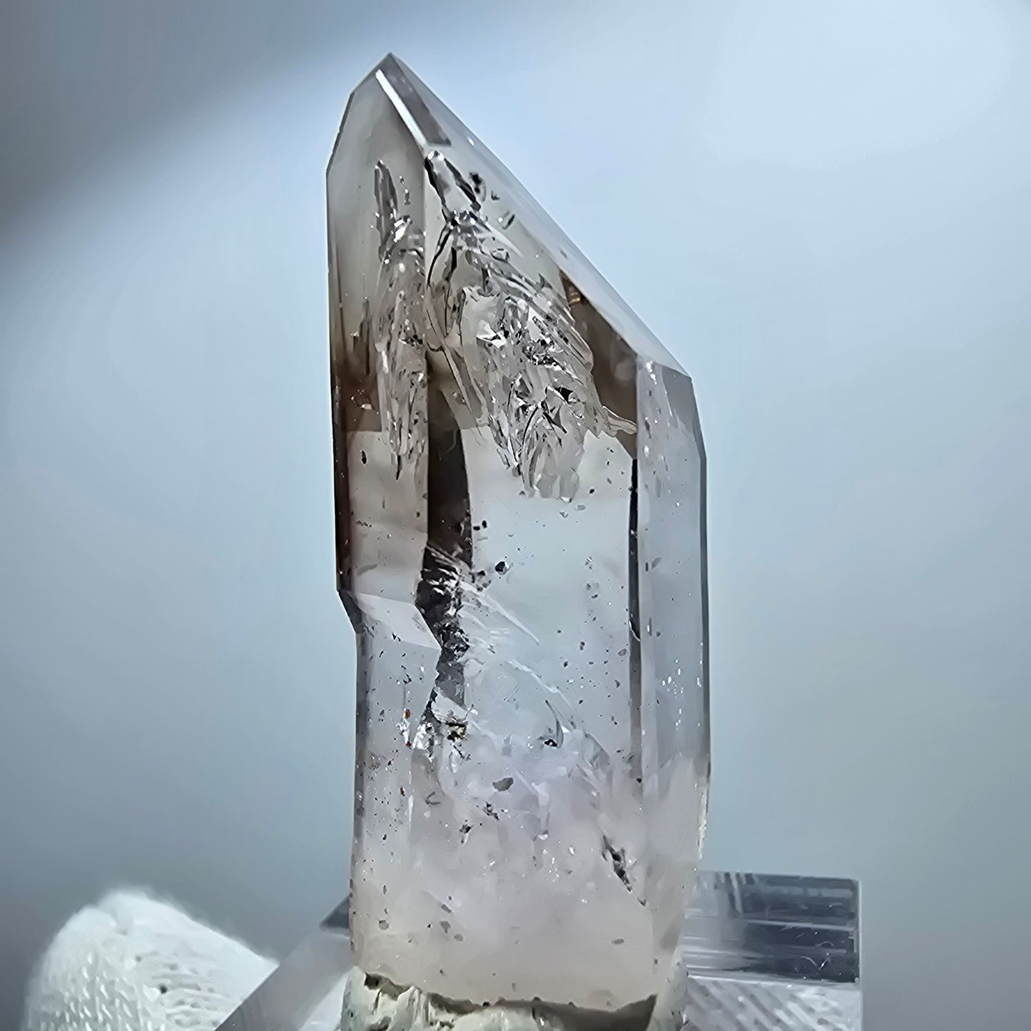 Pointe de sceptre en quartz fumé fantôme transparent, Goboboseb, Namibie, 43 x 20 x 13 mm