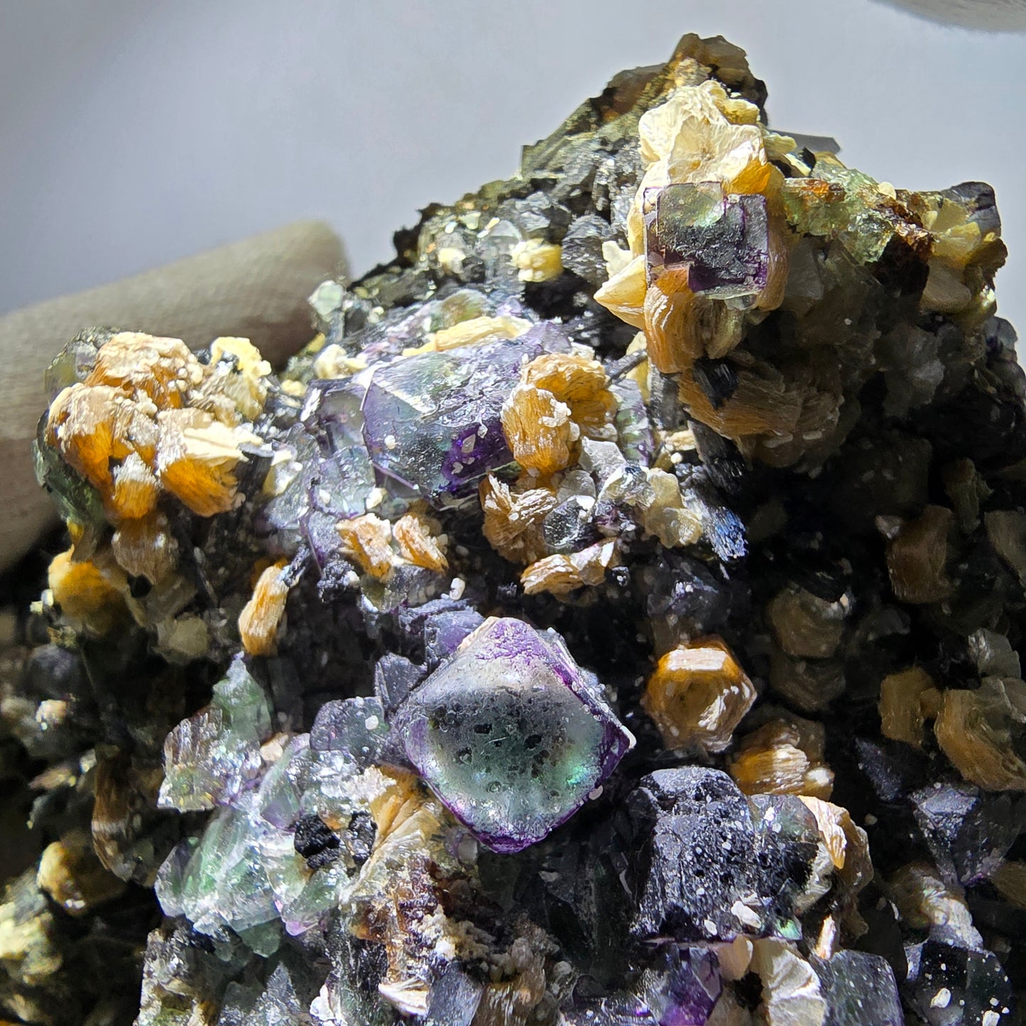 Fluorite fantôme XL, muscovite, hyalite, quartz fumé, tourmaline Schörl, Erongo, Namibie, 132 x 116 x 98 mm